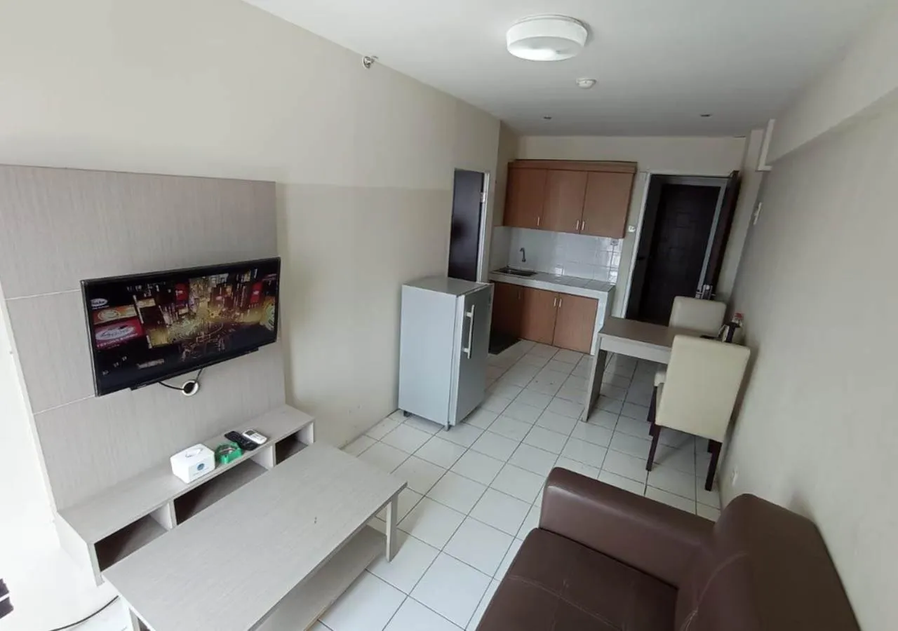 Communal lounge/ TV room in X-pressbedroom Mutiara-Bekasi