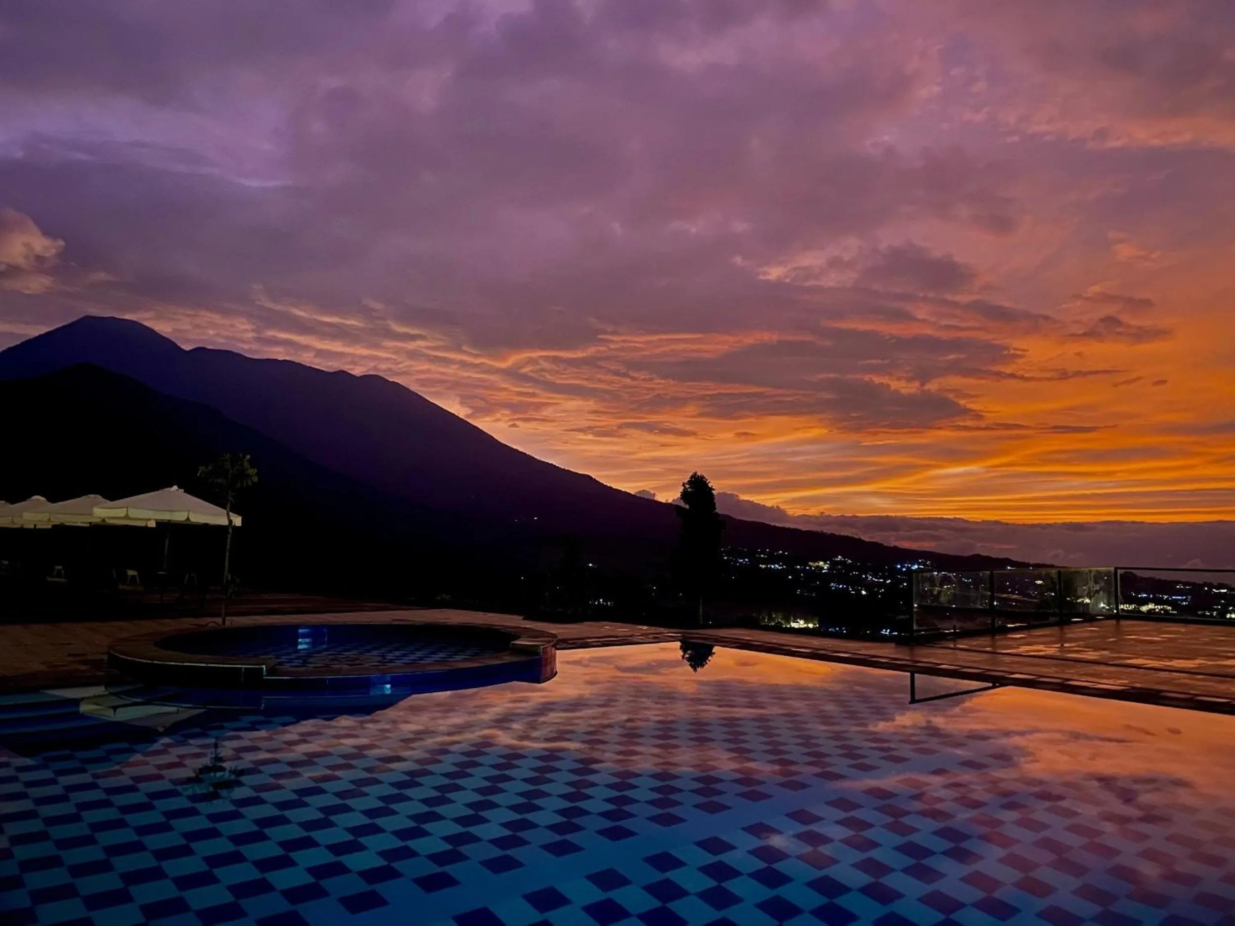 Swimming pool in Alinson Sunset Hill