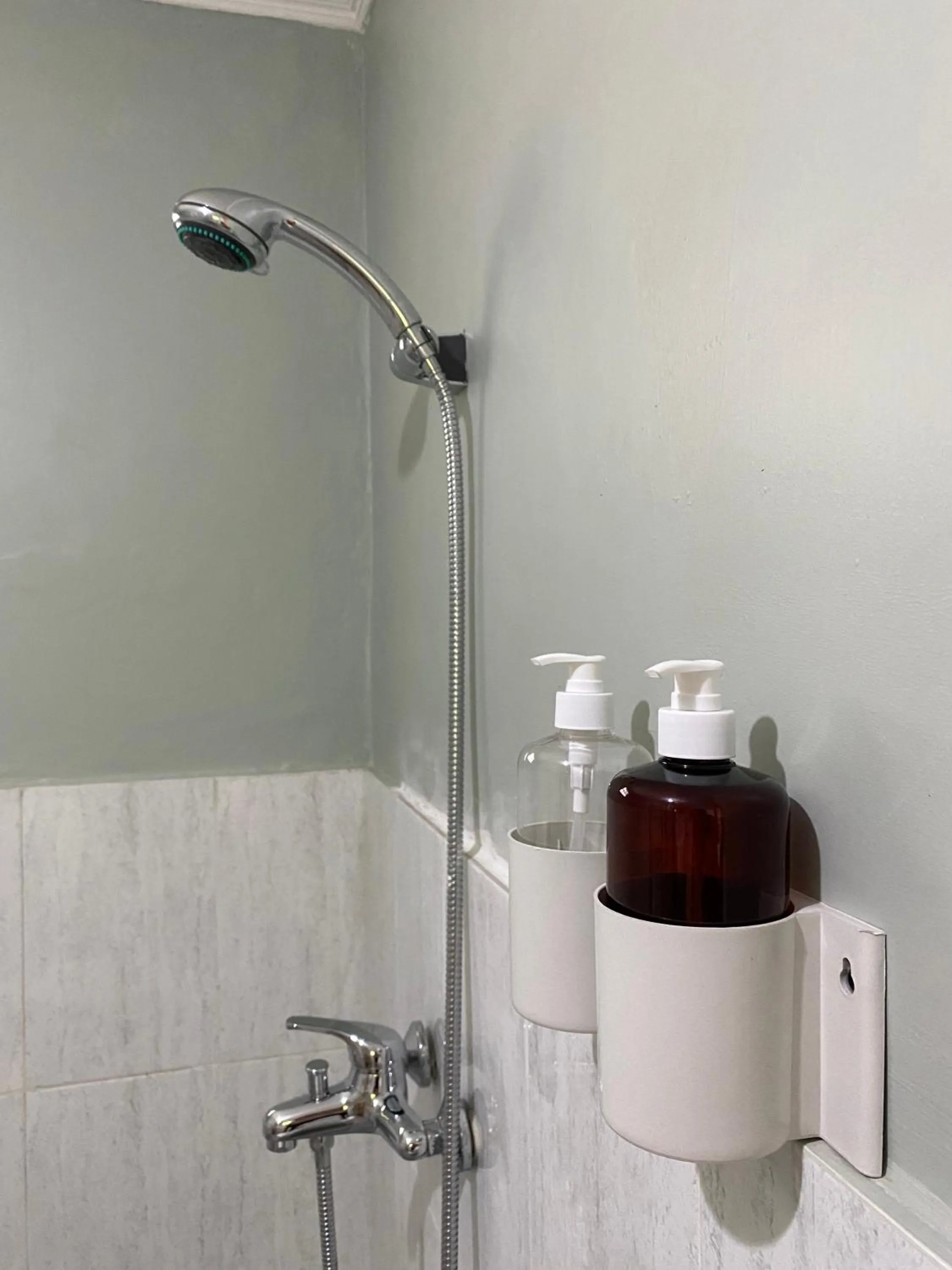 Shower in Alinson Sunset Hill