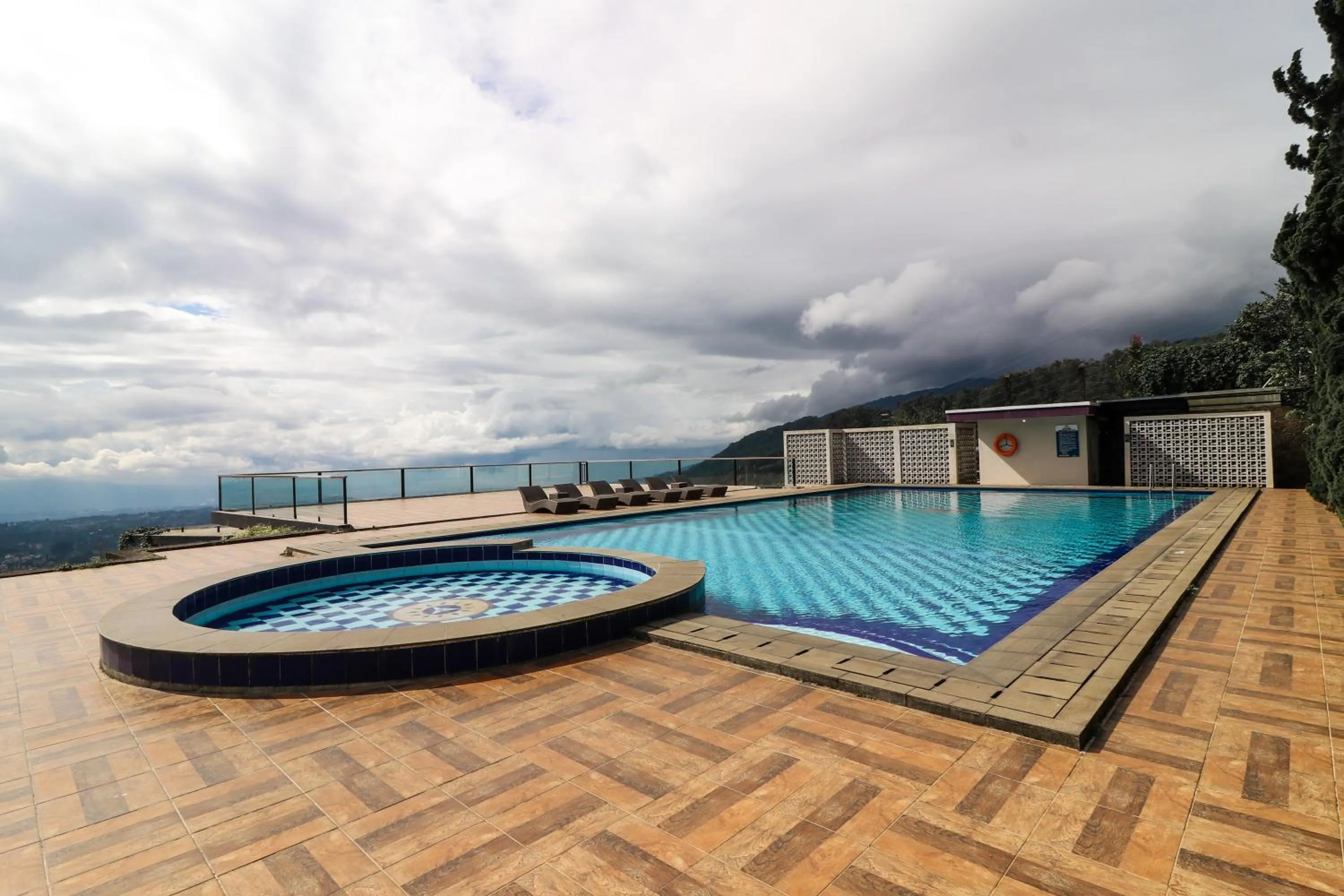 Swimming pool in Alinson Sunset Hill