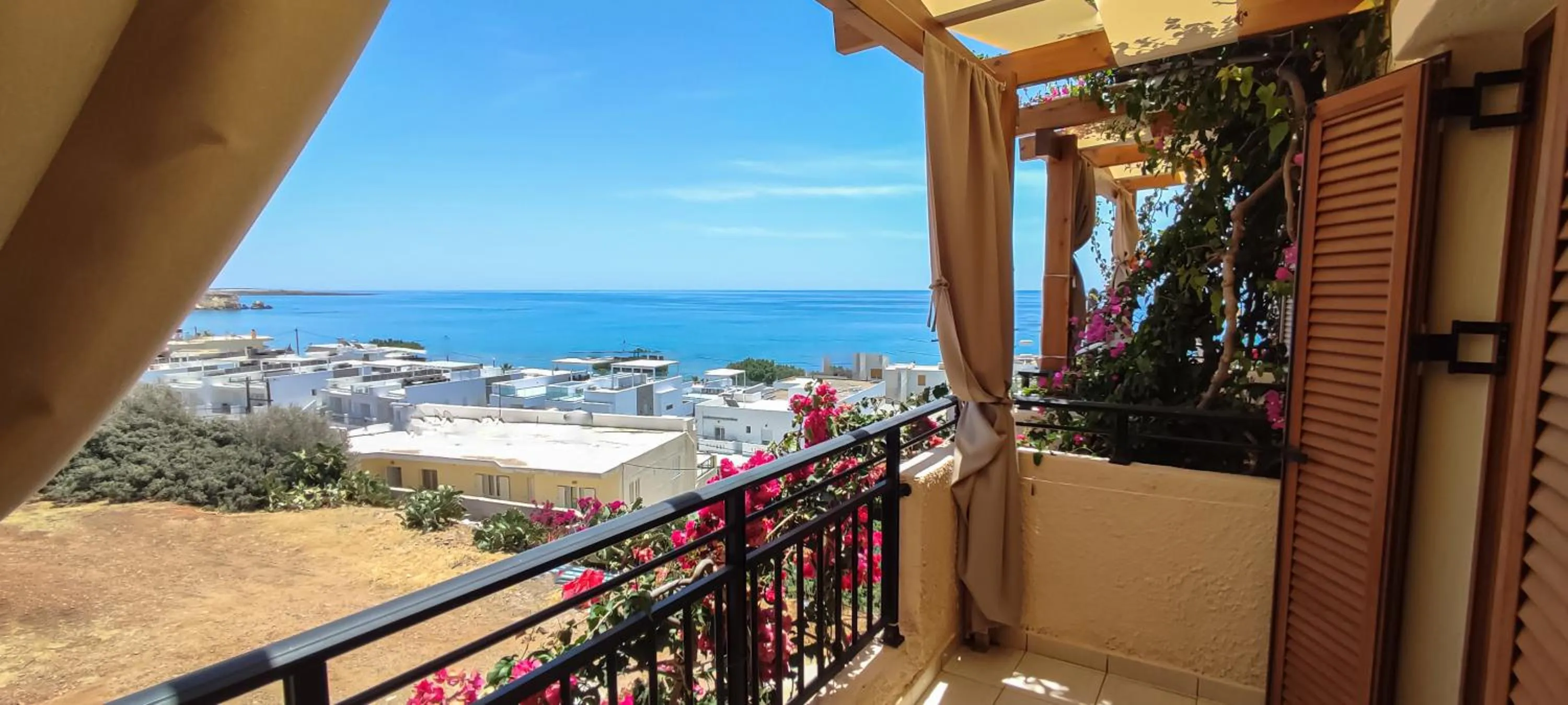 Day in Niki Apartments