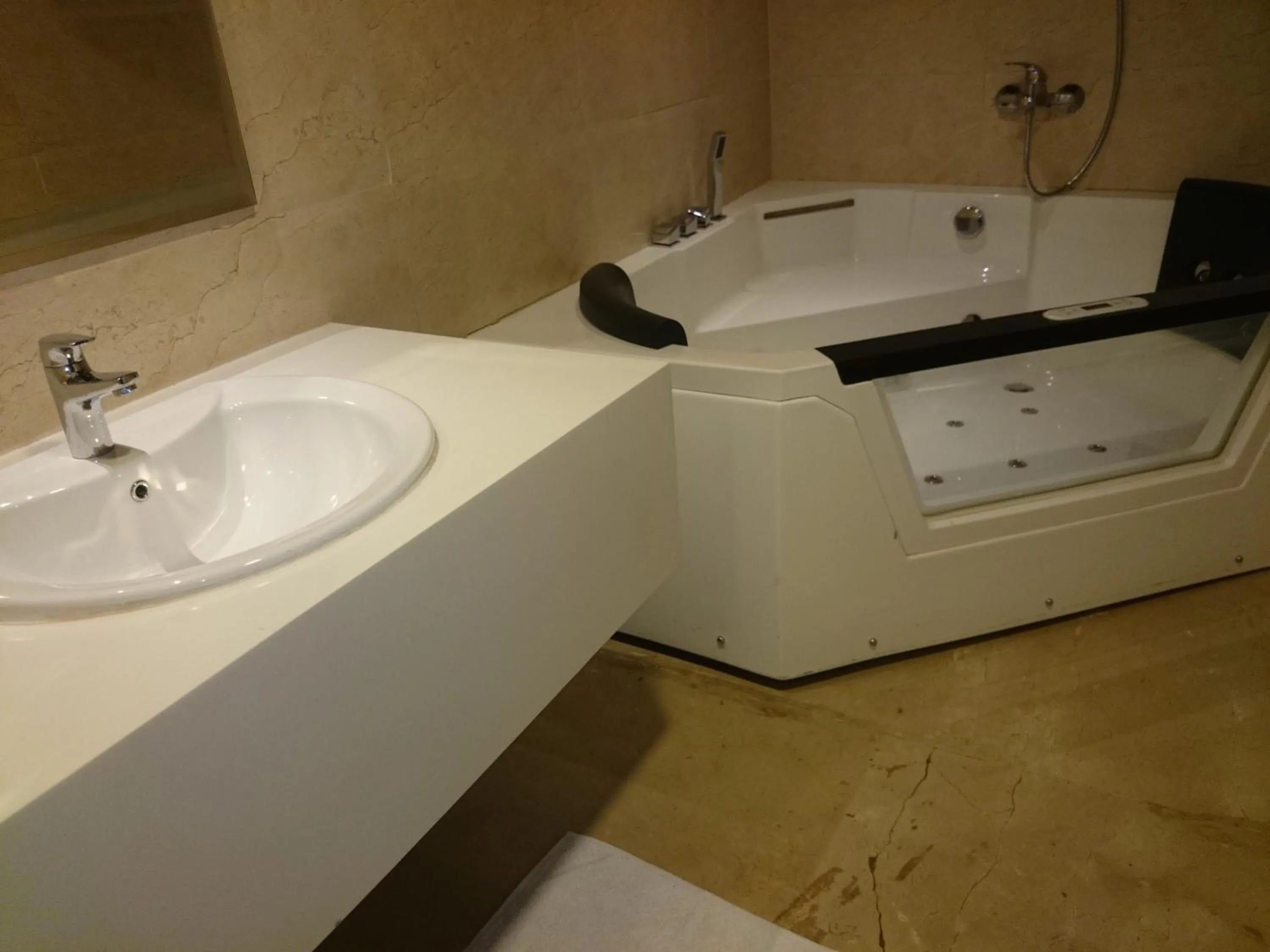 Hot Tub in Diana Heights Luxury Hotel