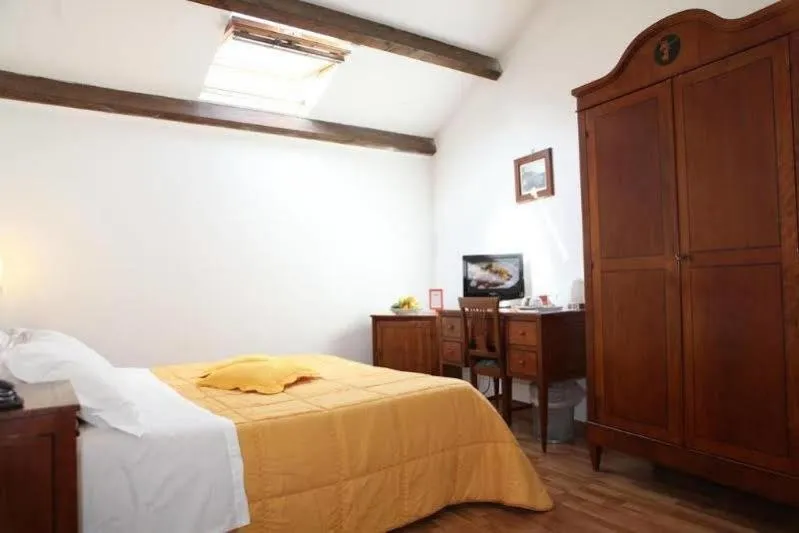 Bed in La Magnolia Sorrento - City Centre Hotel