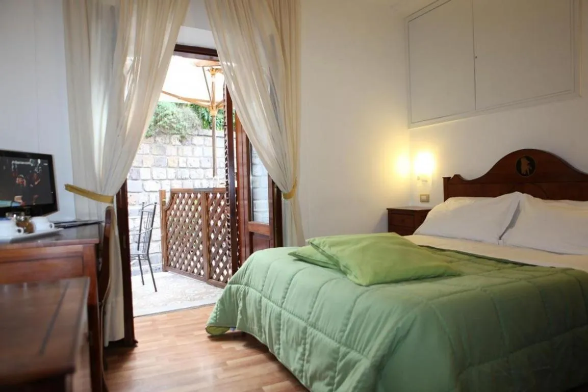 Bed in La Magnolia Sorrento - City Centre Hotel
