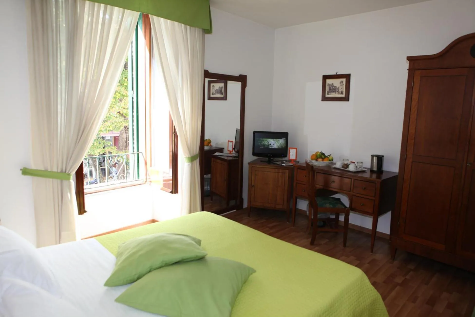 Bed in La Magnolia Sorrento - City Centre Hotel