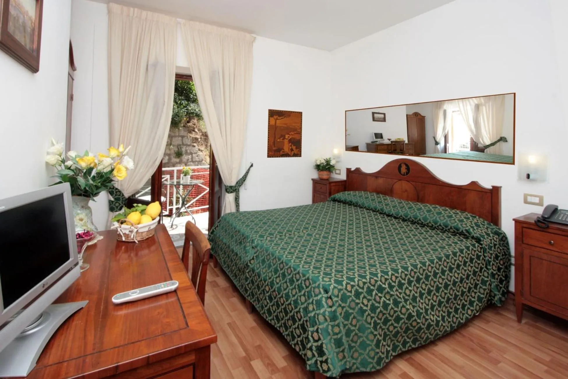 Bed in La Magnolia Sorrento - City Centre Hotel