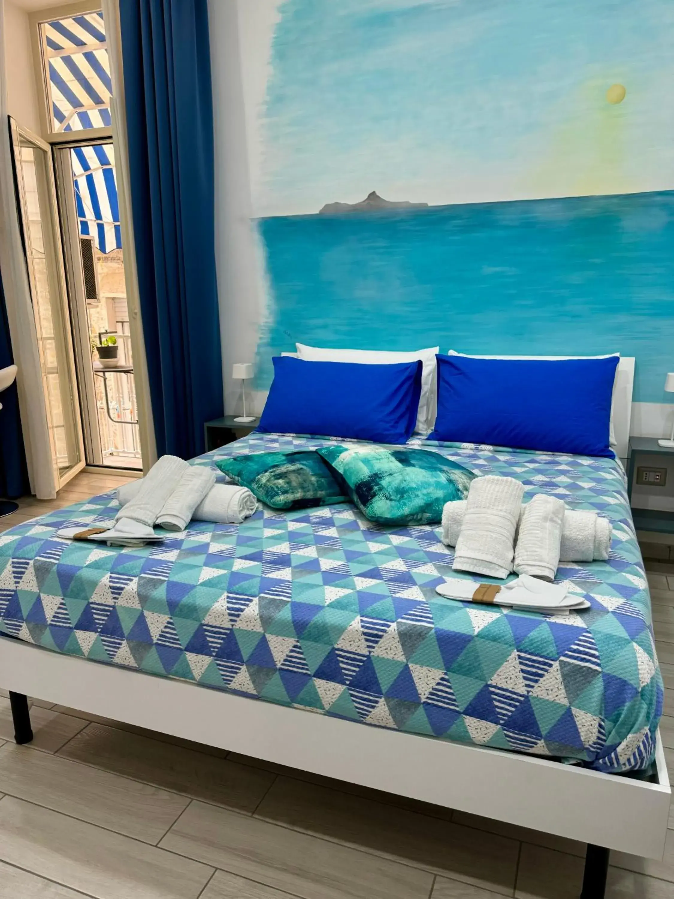 Double Room with Private Bathroom in Napoli Museo bed and breakfast Double Room with Private Bathroom in Napoli Museo bed and breakfast