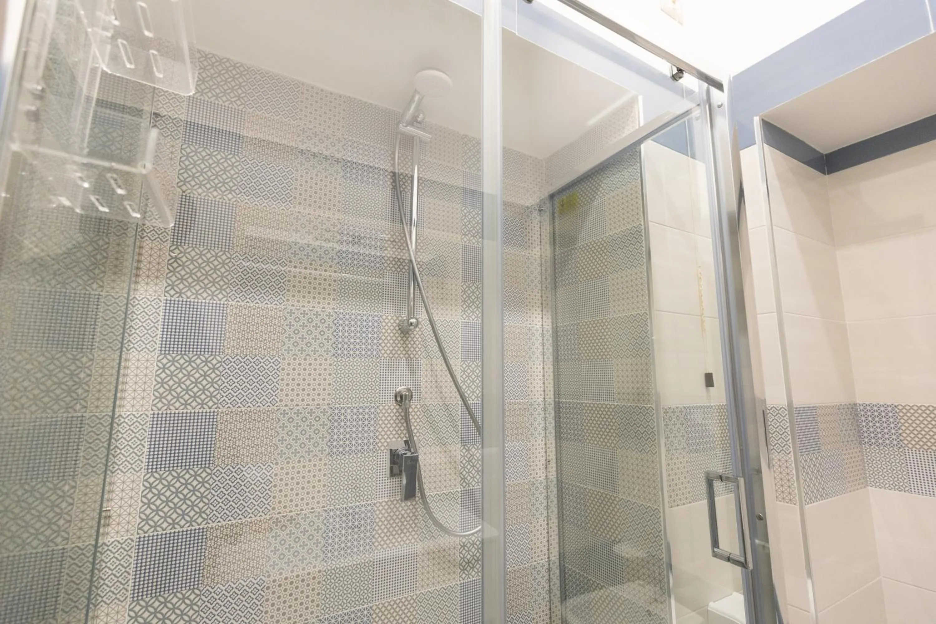 Shower in Napoli Museo bed and breakfast