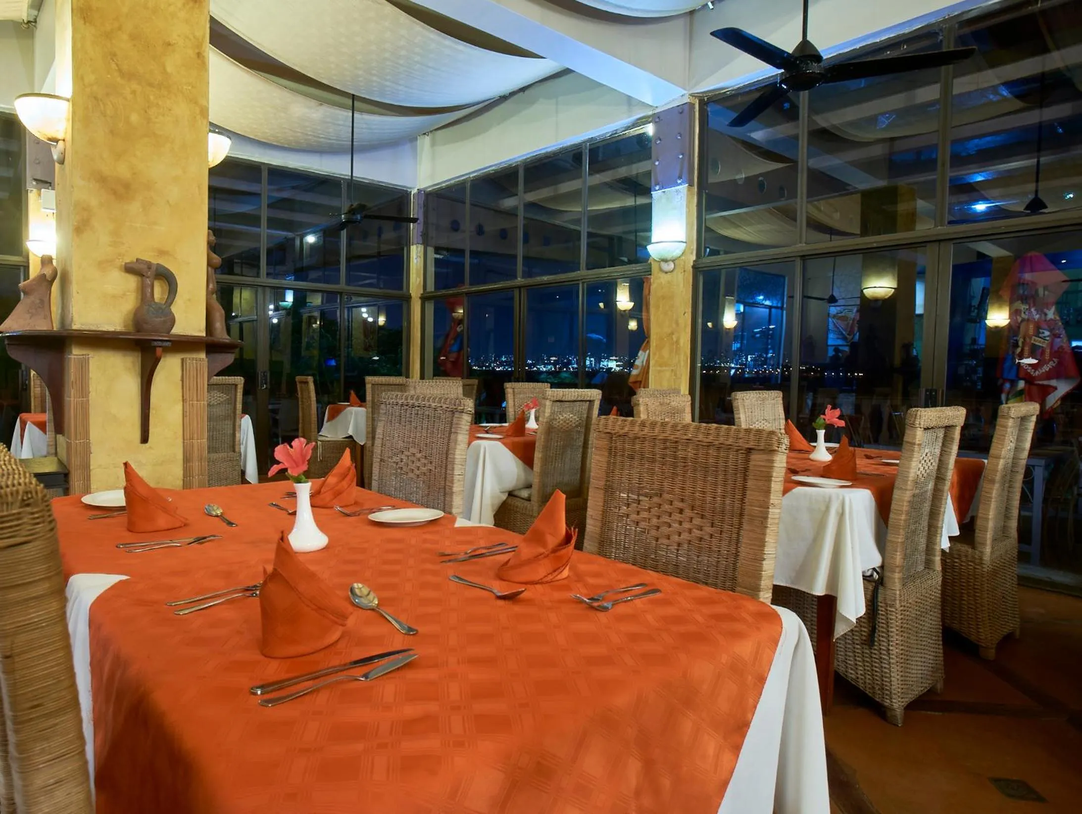 Restaurant/places to eat in Catembe Gallery Hotel
