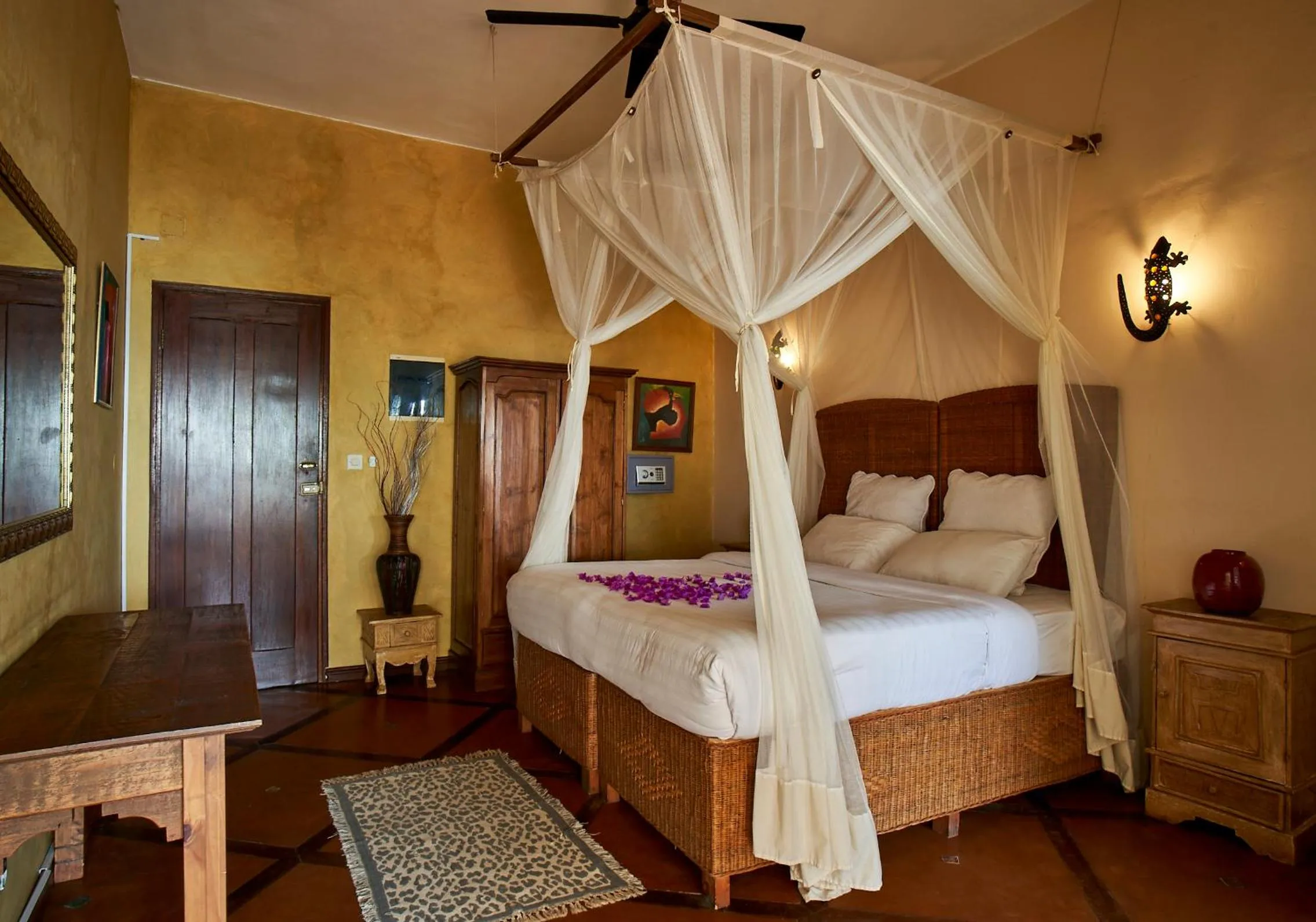 Bed in Catembe Gallery Hotel