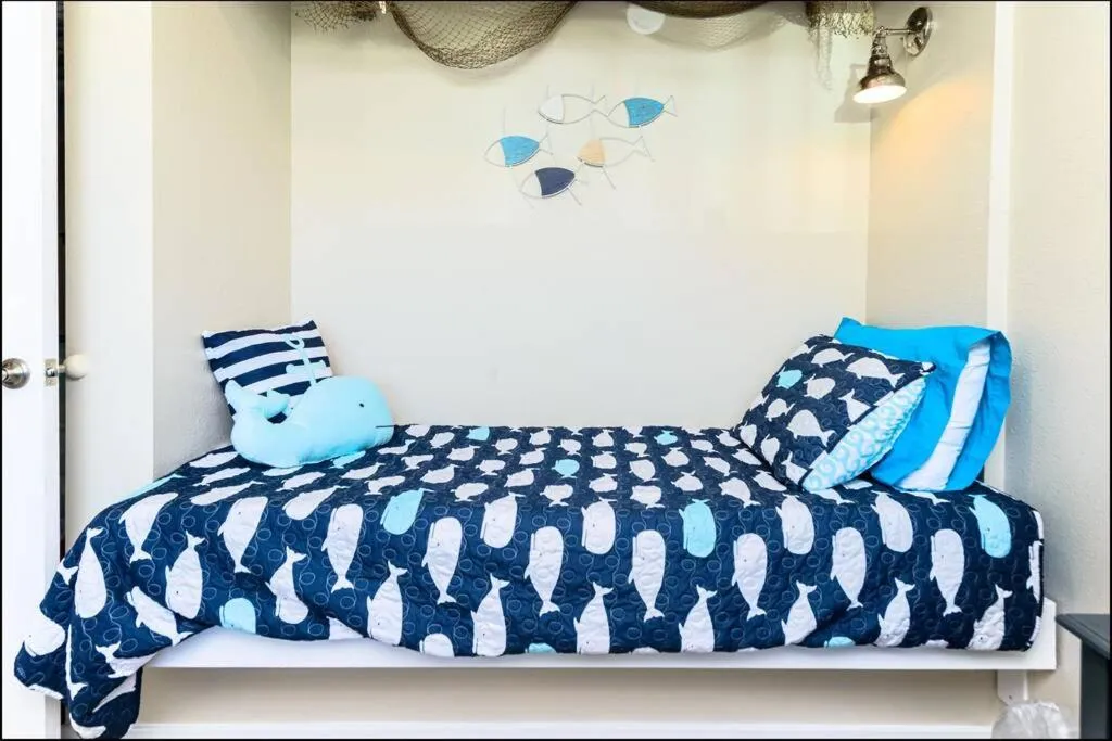 Bed in Clam Jam Condo