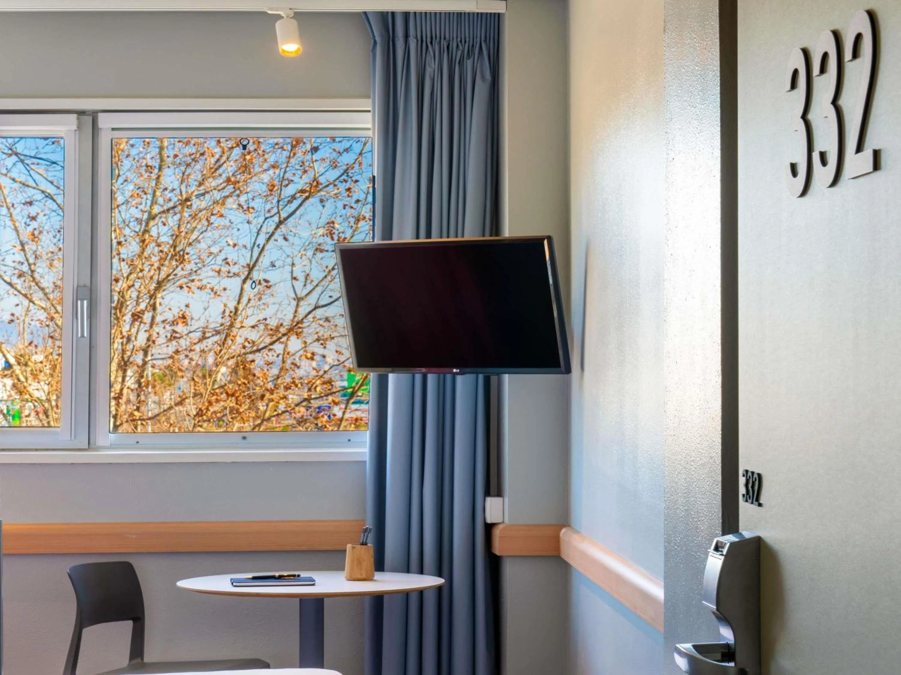 Bedroom in Ibis Budget Barcelona Viladecans