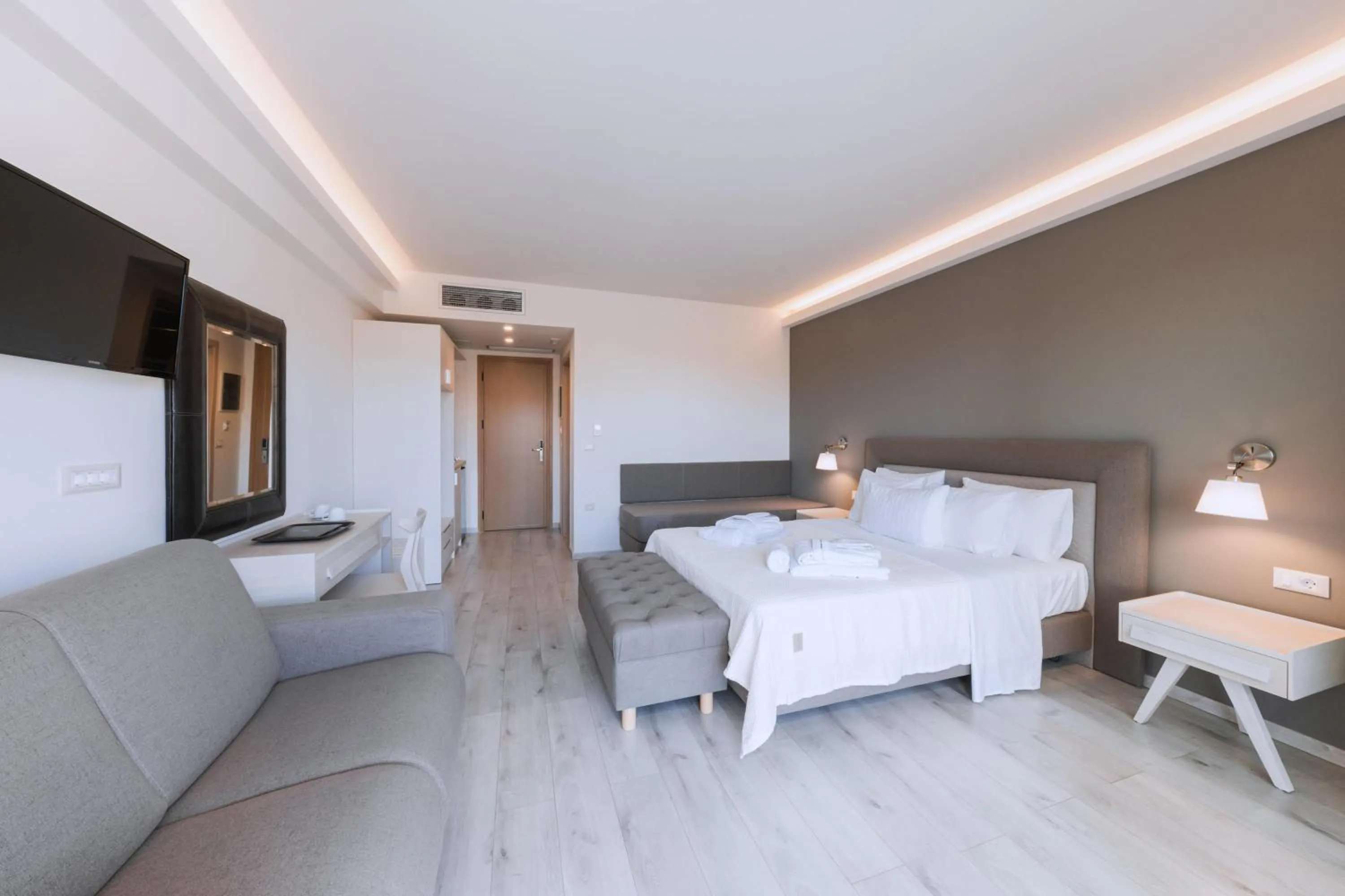 Photo of the whole room, Bed in Palacio del Sol Luxury Apartments