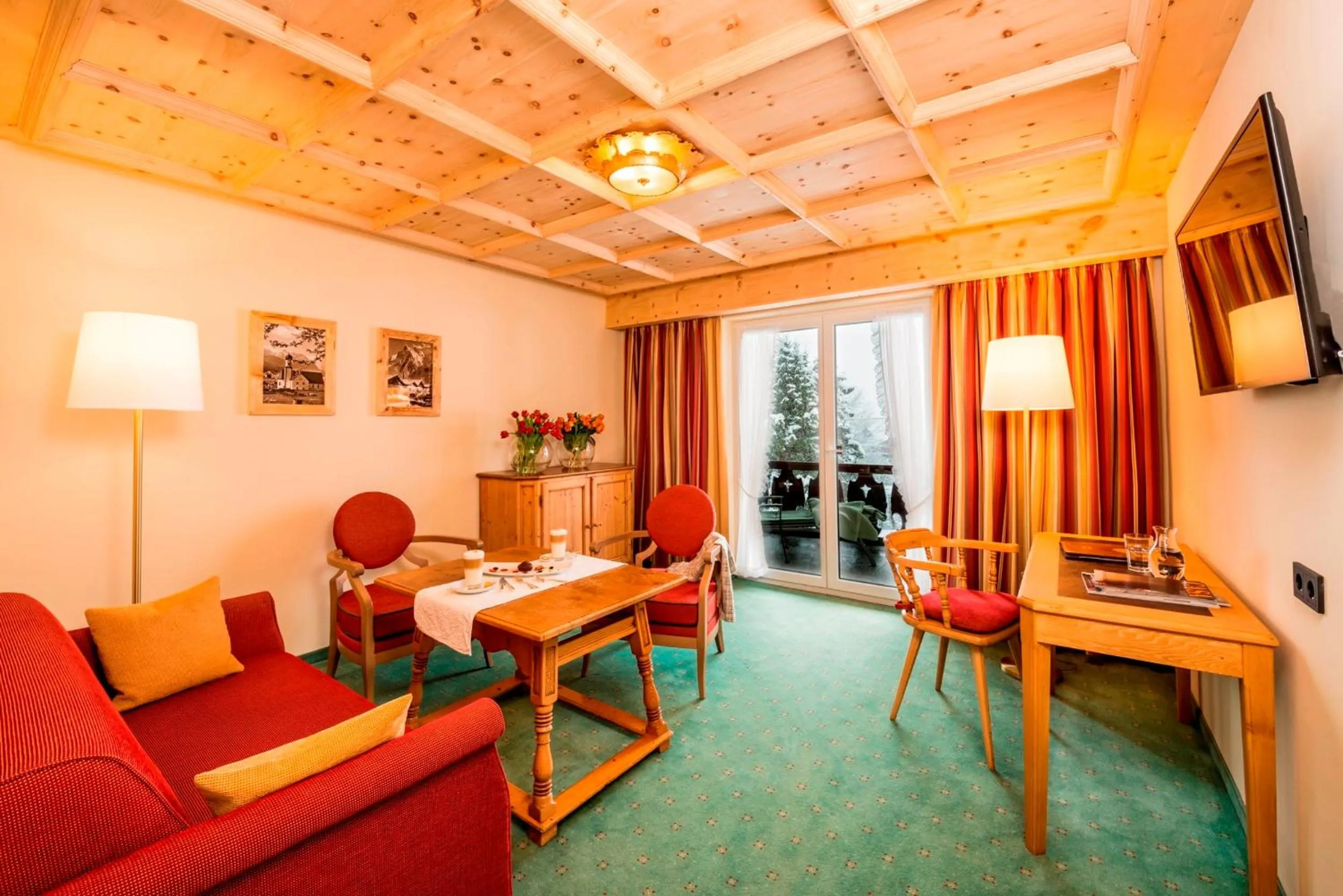 Living room in Parkhotel Wallgau 4 Sterne Superior Alpenjuwel mit Spa Genuss, Golf & Wellness in der Karwendel-Region Tradition trifft Eleganz im stilvollen Rückzugsort