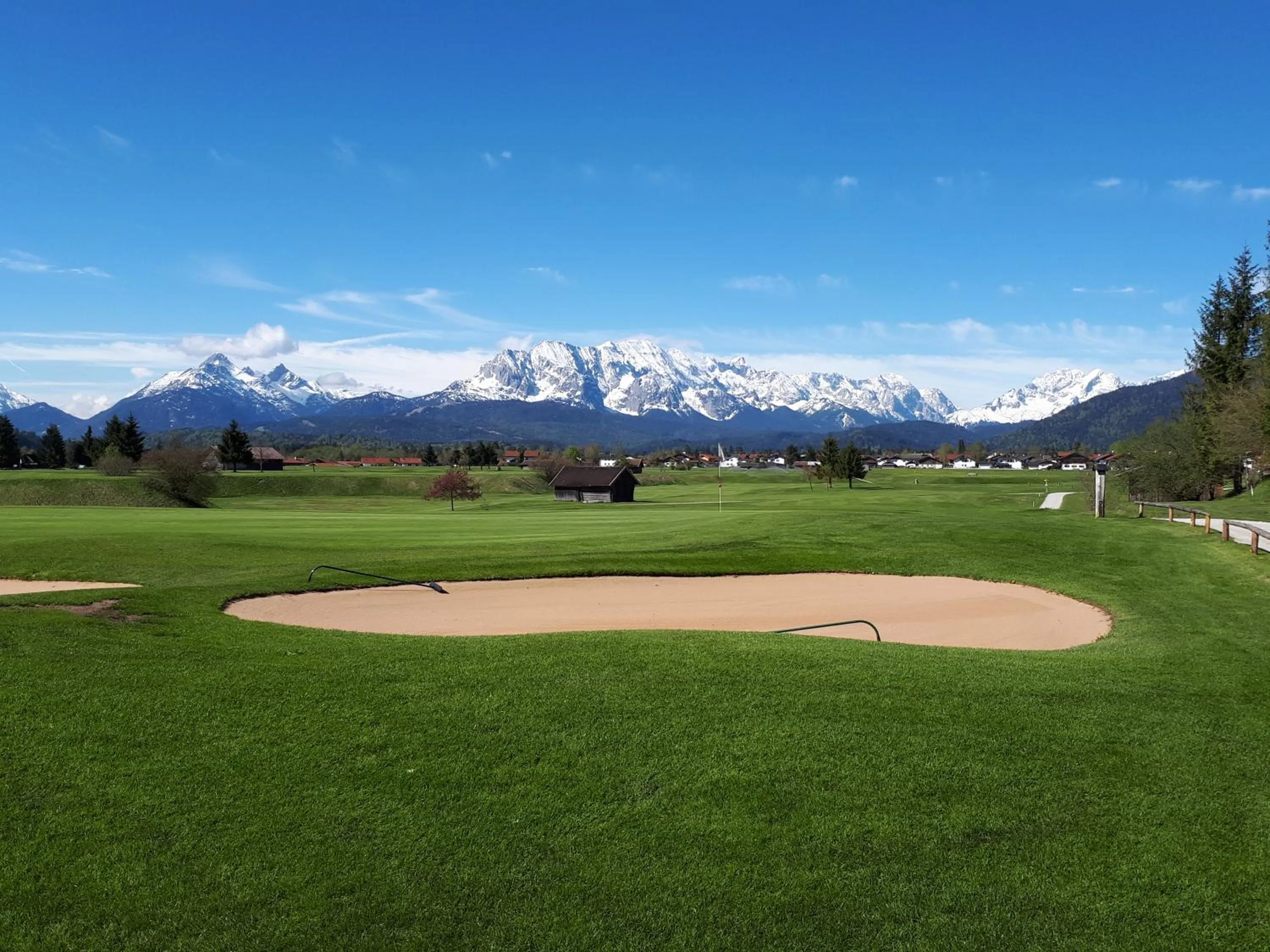 Golfcourse in Parkhotel Wallgau 4 Sterne Superior Alpenjuwel mit Spa Genuss, Golf & Wellness in der Karwendel-Region Tradition trifft Eleganz im stilvollen Rückzugsort
