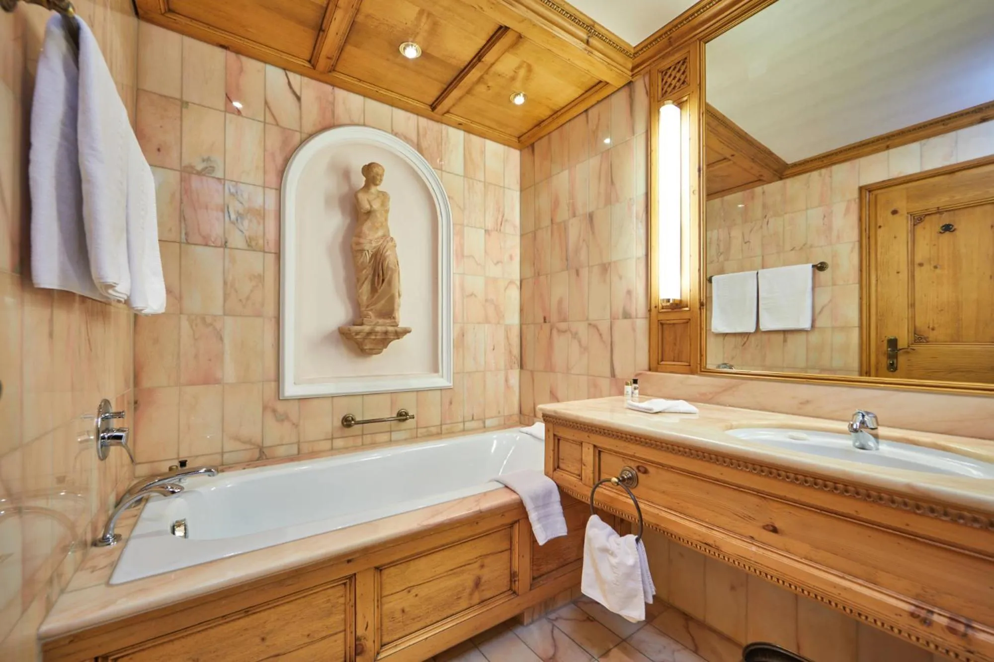 Bathroom in Alpenjuwel Parkhotel Wallgau 4 Sterne Superior Genusshotel mit Spa feinster Kulinarik & Golf Ihr Rückzugsort inmitten der Alpen mit Tradition und Eleganz