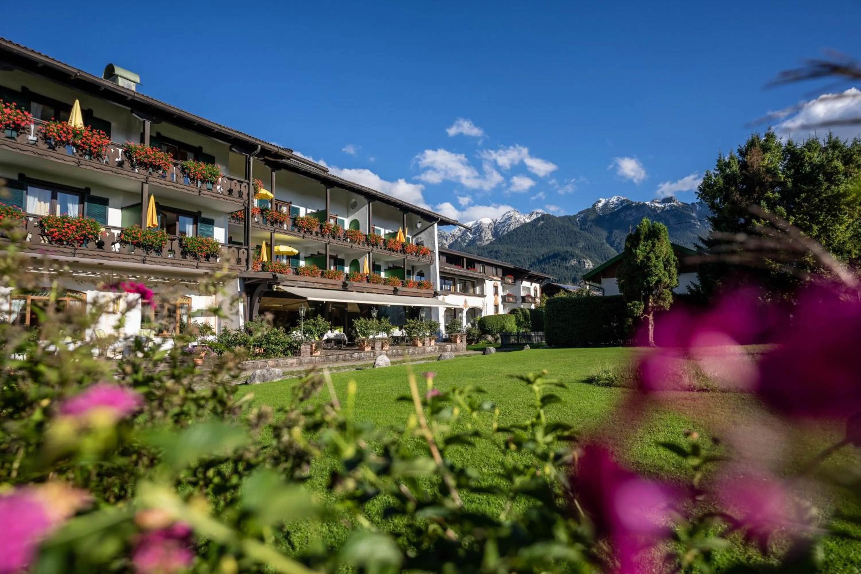 Property building in Parkhotel Wallgau 4 Sterne Superior Alpenjuwel mit Spa Genuss, Golf & Wellness in der Karwendel-Region Tradition trifft Eleganz im stilvollen Rückzugsort