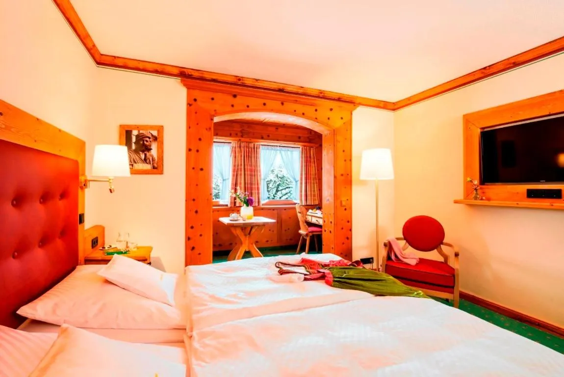 Bed in Parkhotel Wallgau 4 Sterne Superior Alpenjuwel mit Spa Genuss, Golf & Wellness in der Karwendel-Region Tradition trifft Eleganz im stilvollen Rückzugsort