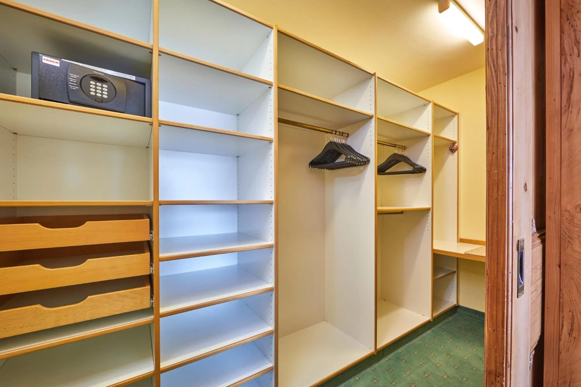 wardrobe in Alpenjuwel Parkhotel Wallgau 4 Sterne Superior Genusshotel mit Spa feinster Kulinarik & Golf Ihr Rückzugsort inmitten der Alpen mit Tradition und Eleganz