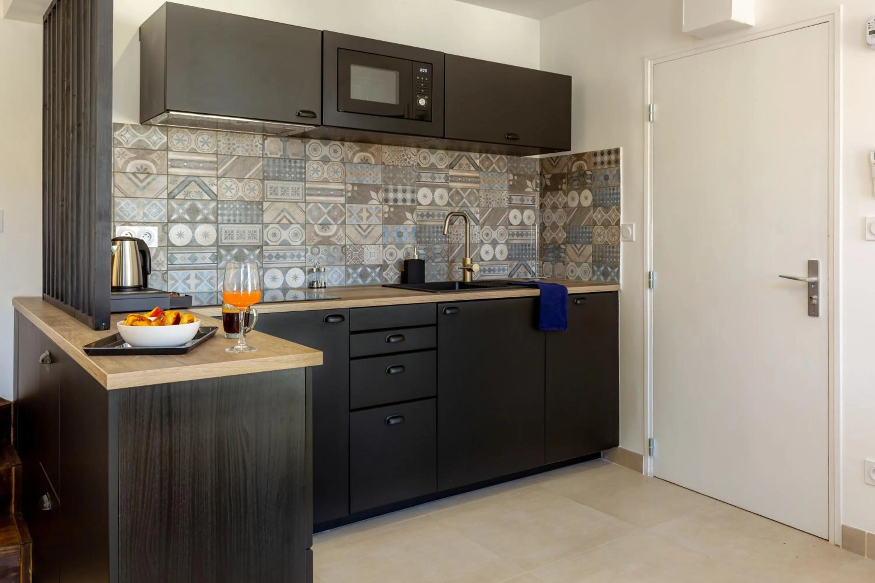 Kitchen or kitchenette in Provence Au Coeur Appart Hotels