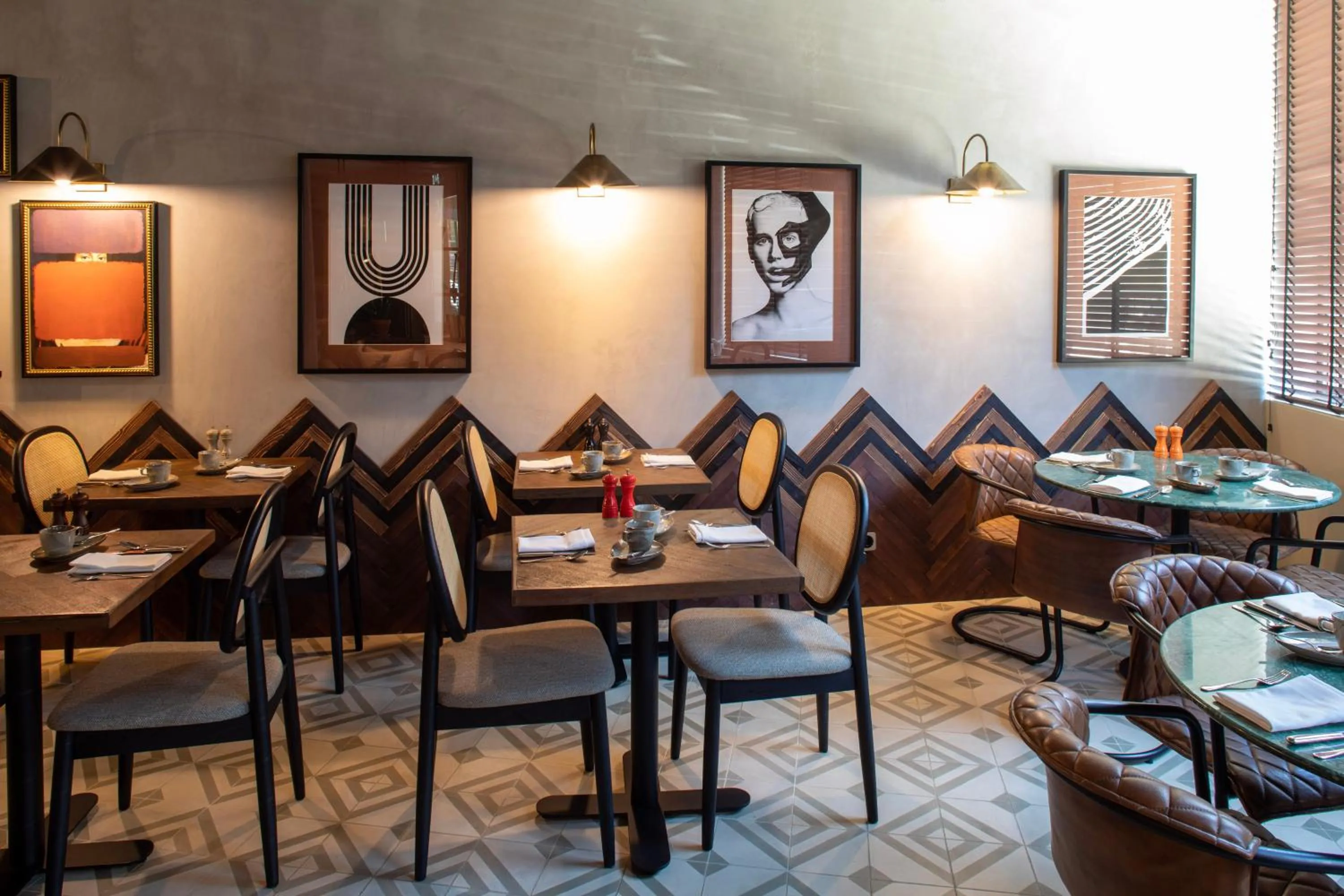 Restaurant/places to eat in Fontinha Porto, Trademark Collection by Wyndham