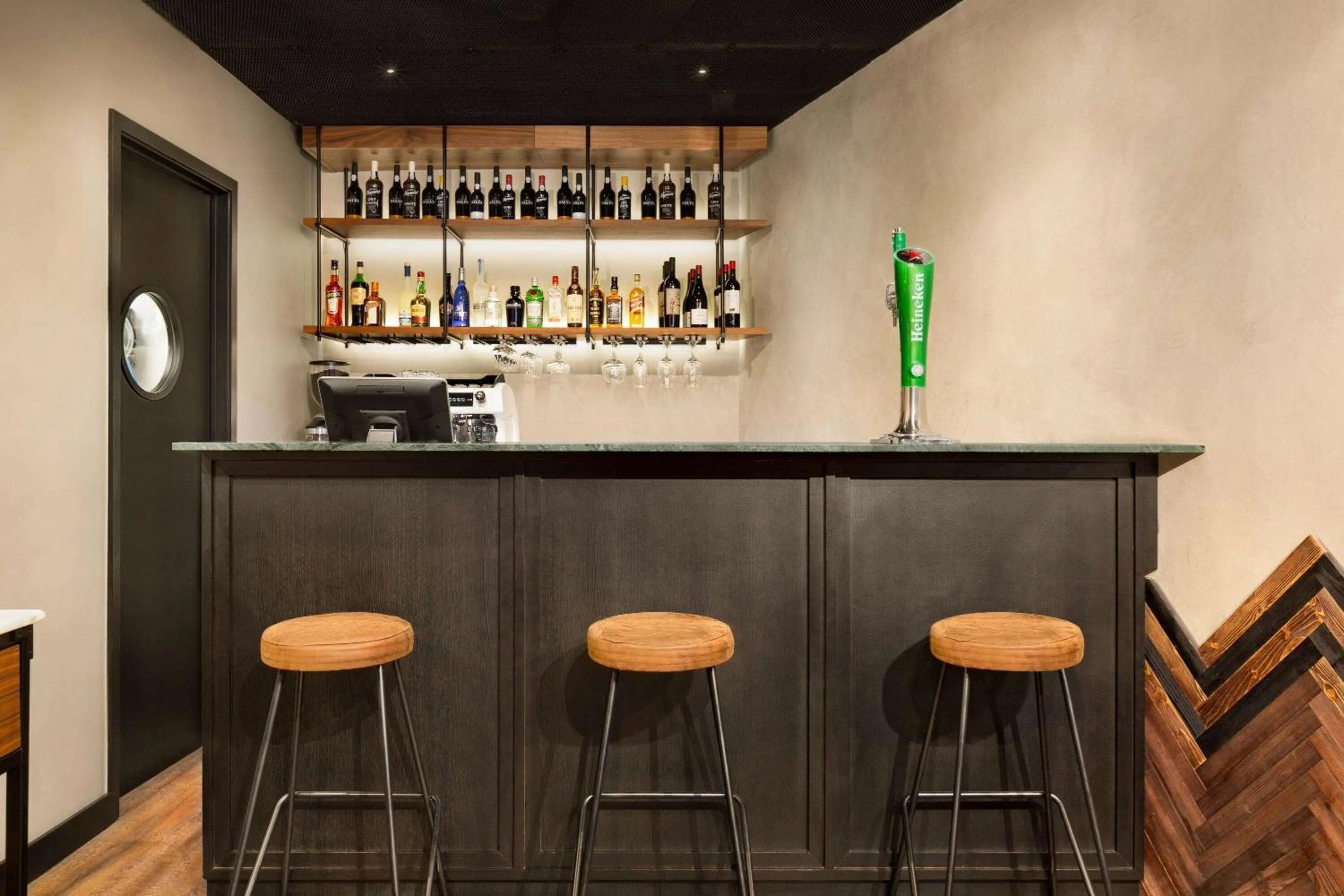 Lounge or bar in Fontinha Porto, Trademark Collection by Wyndham