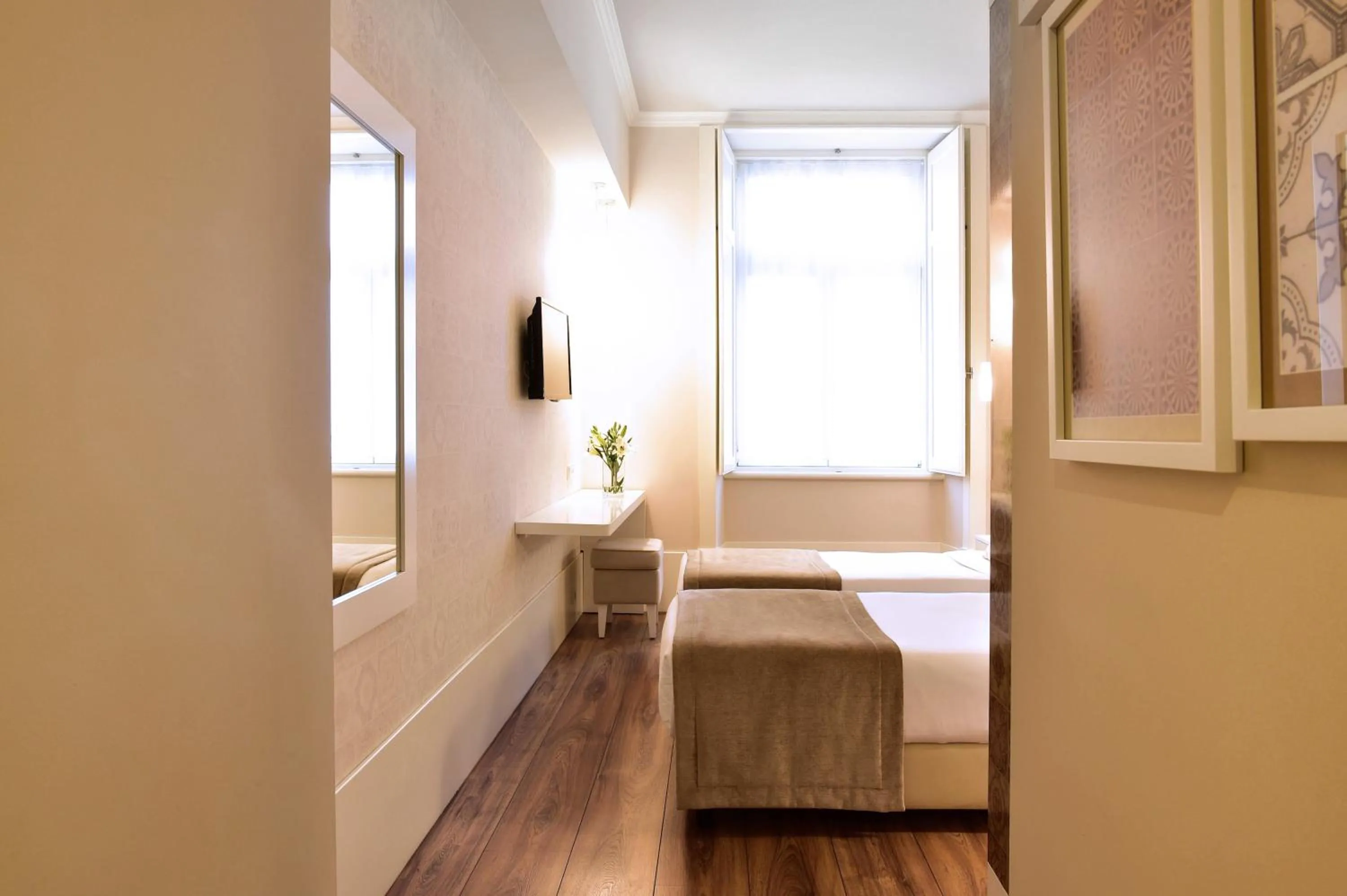 Photo of the whole room, Bed in My Story Hotel Ouro