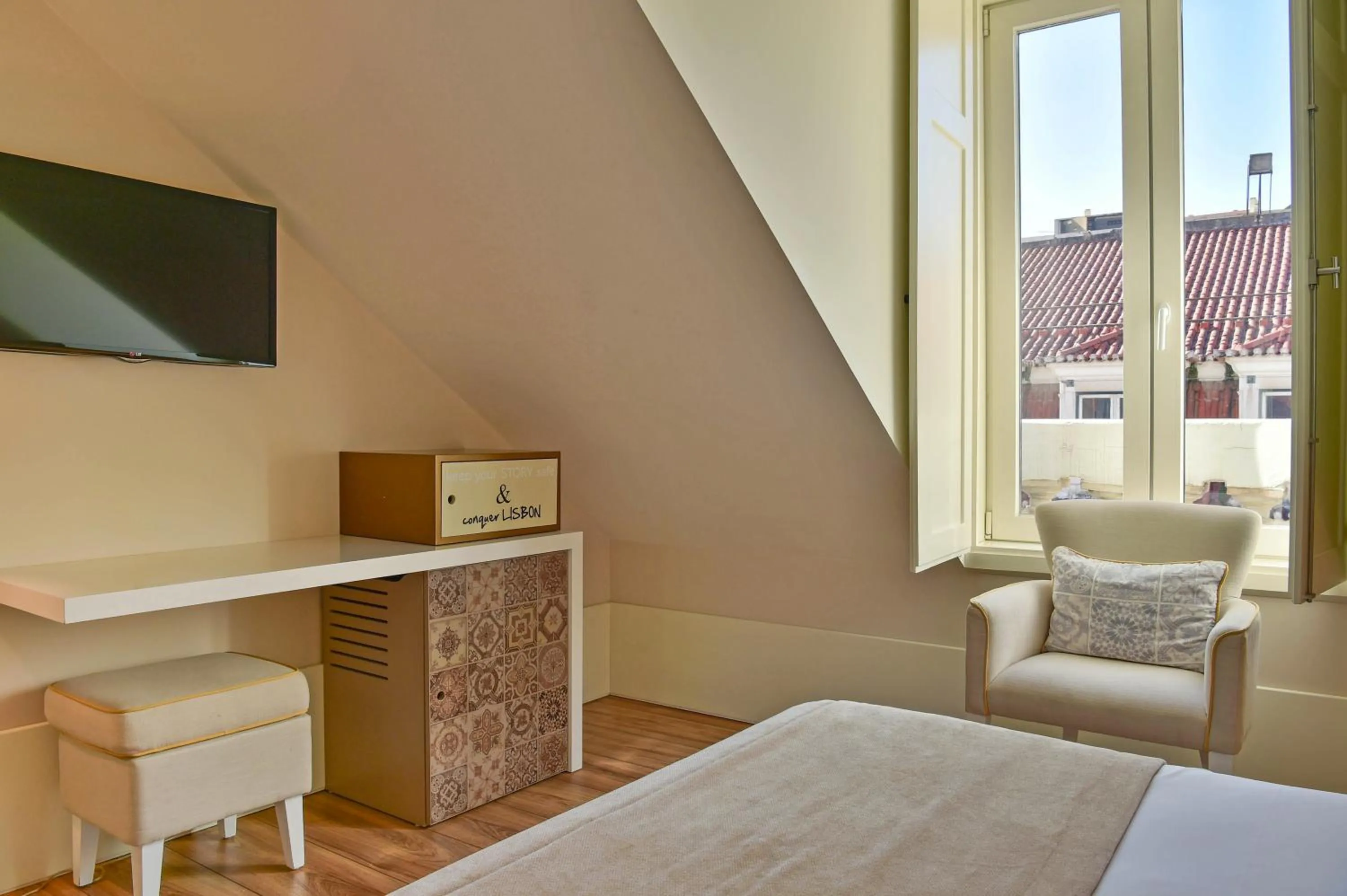 TV and multimedia in My Story Hotel Ouro