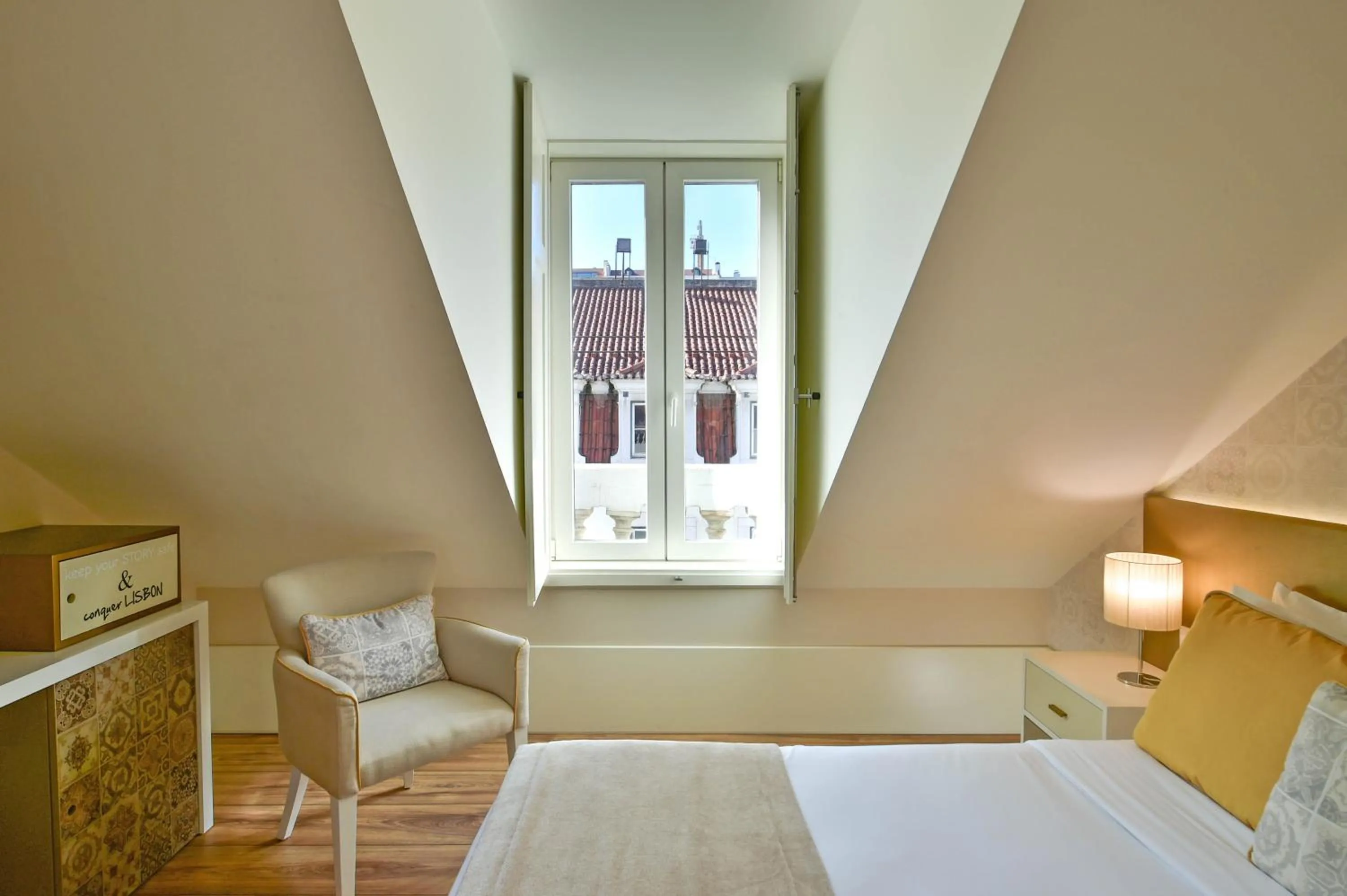 Seating area, Bed in My Story Hotel Ouro