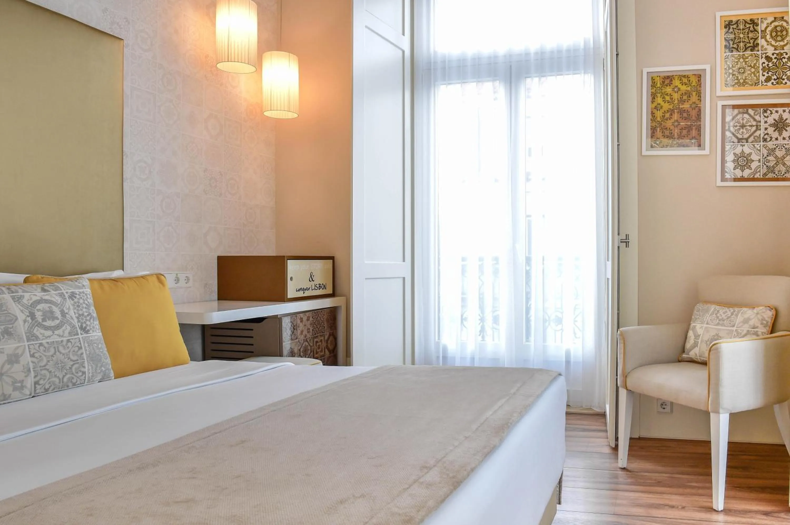 Seating area, Bed in My Story Hotel Ouro