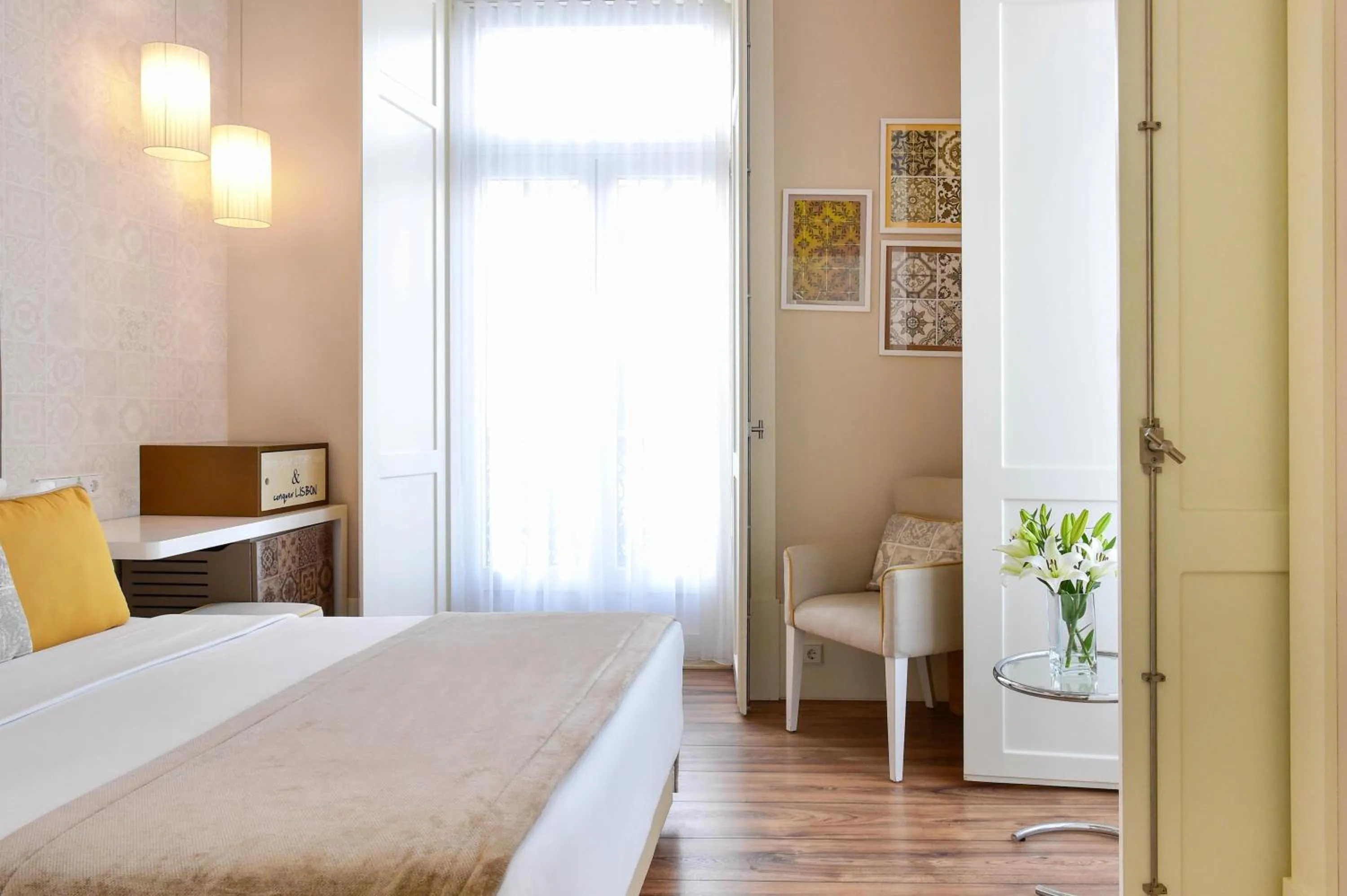 Seating area, Bed in My Story Hotel Ouro