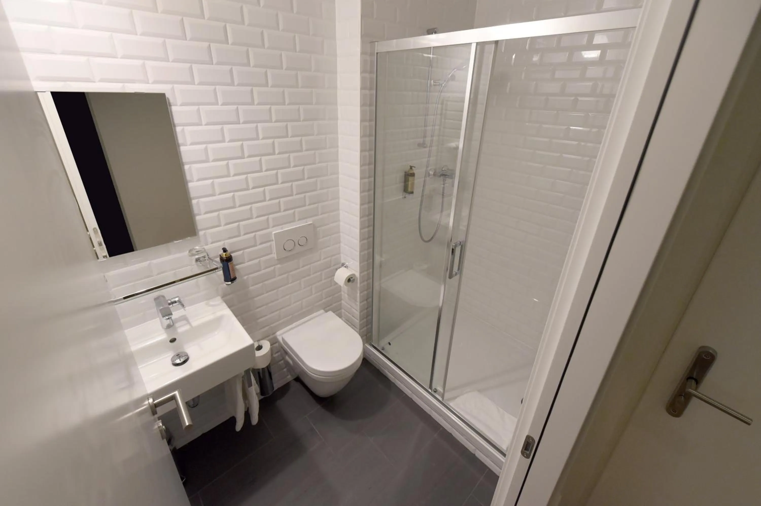 Shower in Hôtel Pax