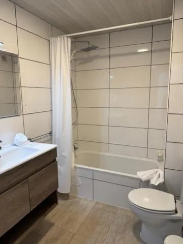 Bathroom in Orange Colom - Seaside Apartments