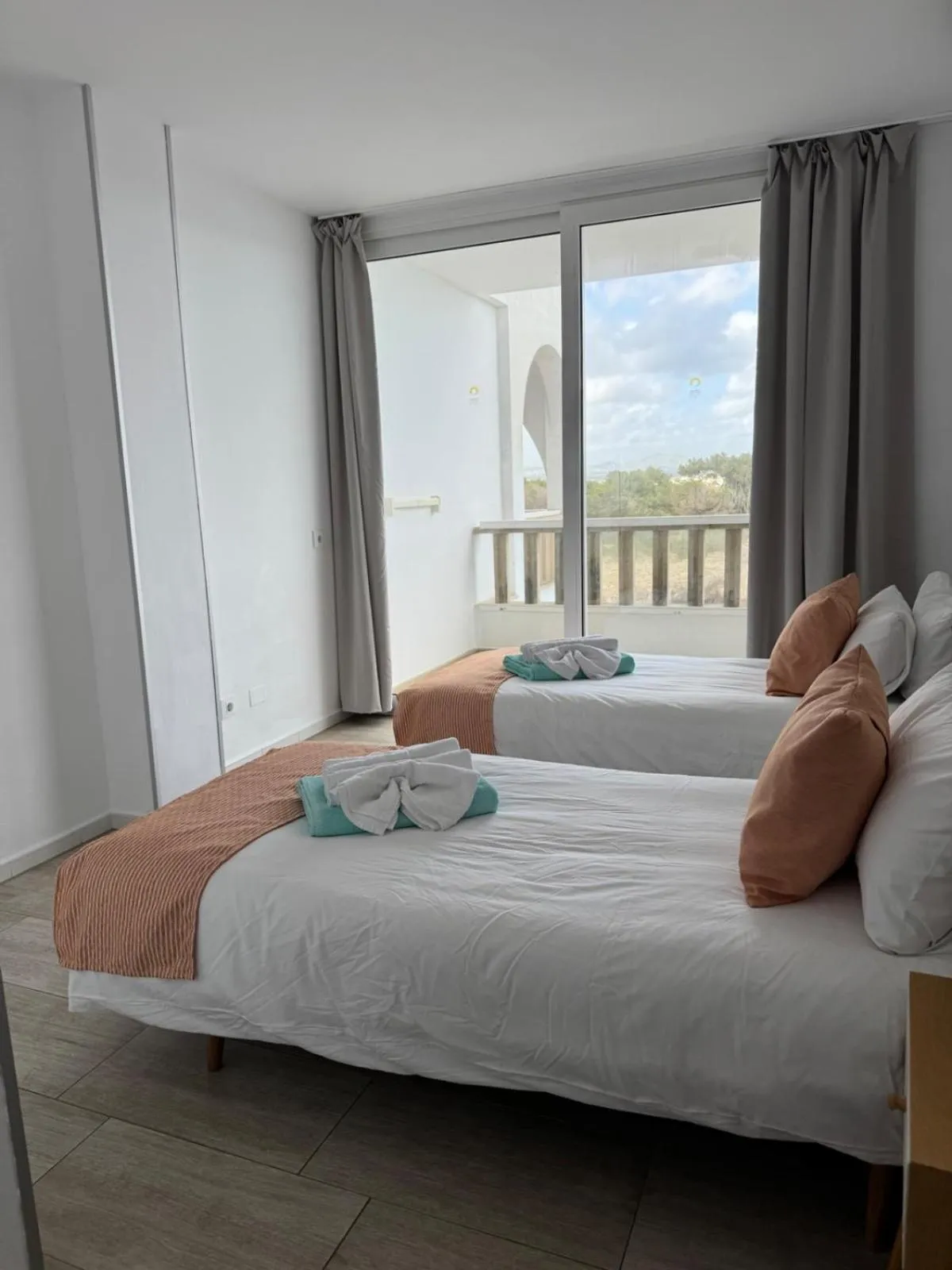 Bed in Orange Colom - Seaside Apartments