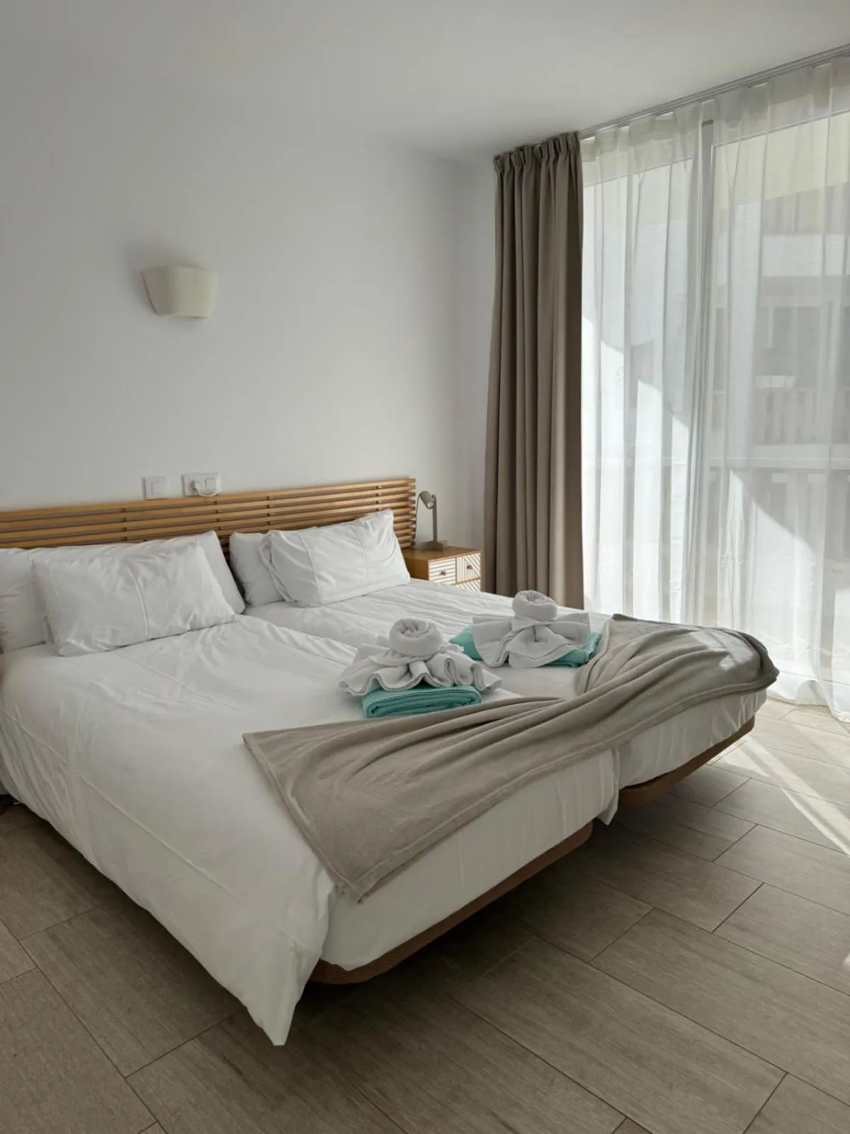 Bedroom, Bed in Orange Colom - Seaside Apartments