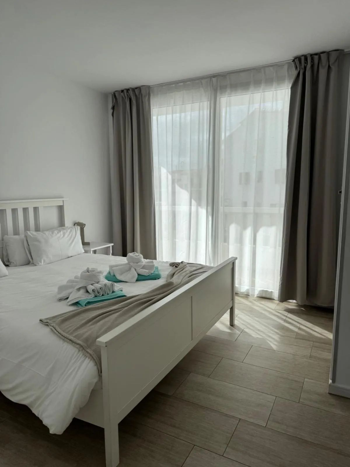 Bed in Orange Colom - Seaside Apartments