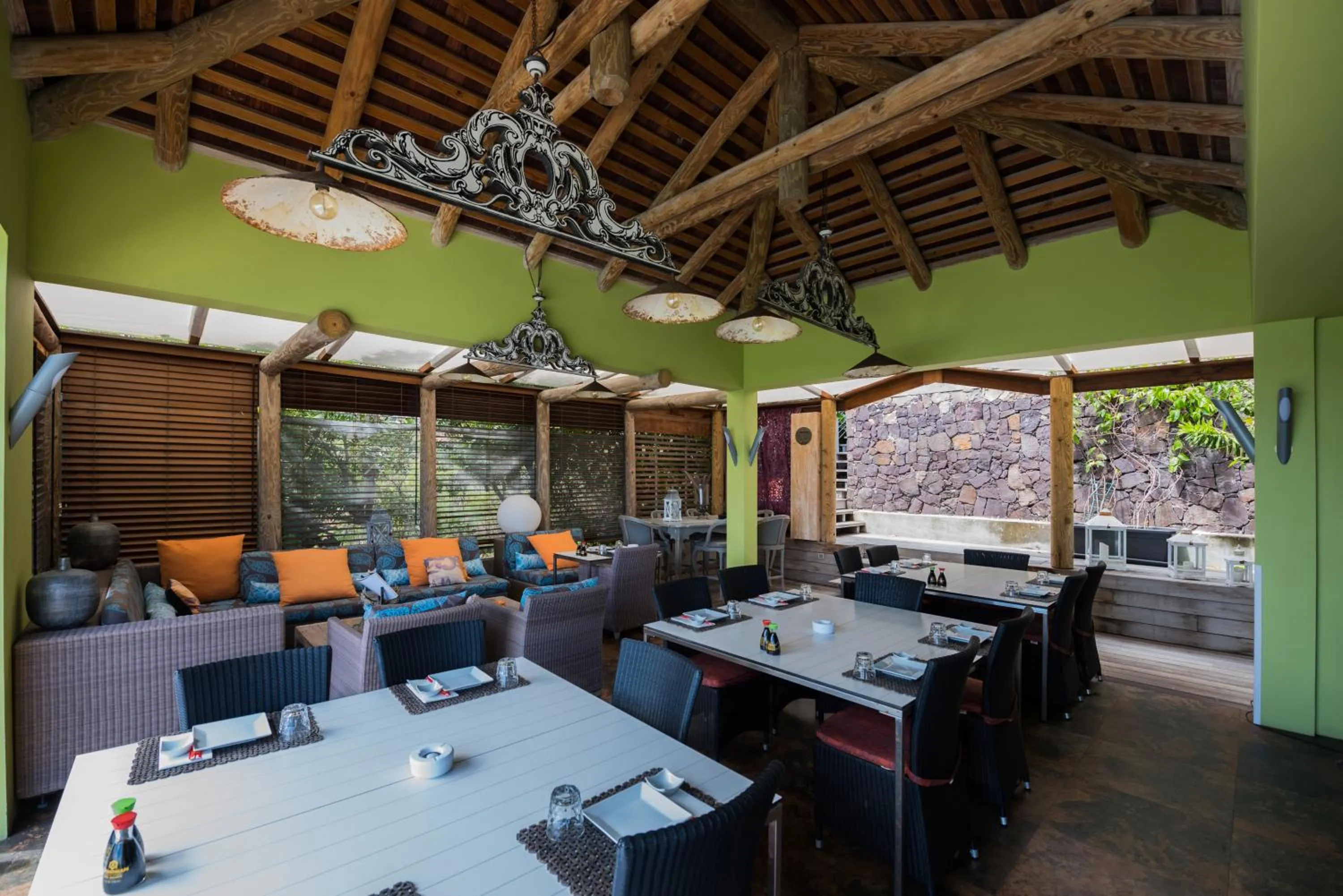 Restaurant/places to eat in Villa Lodge 4 Epices