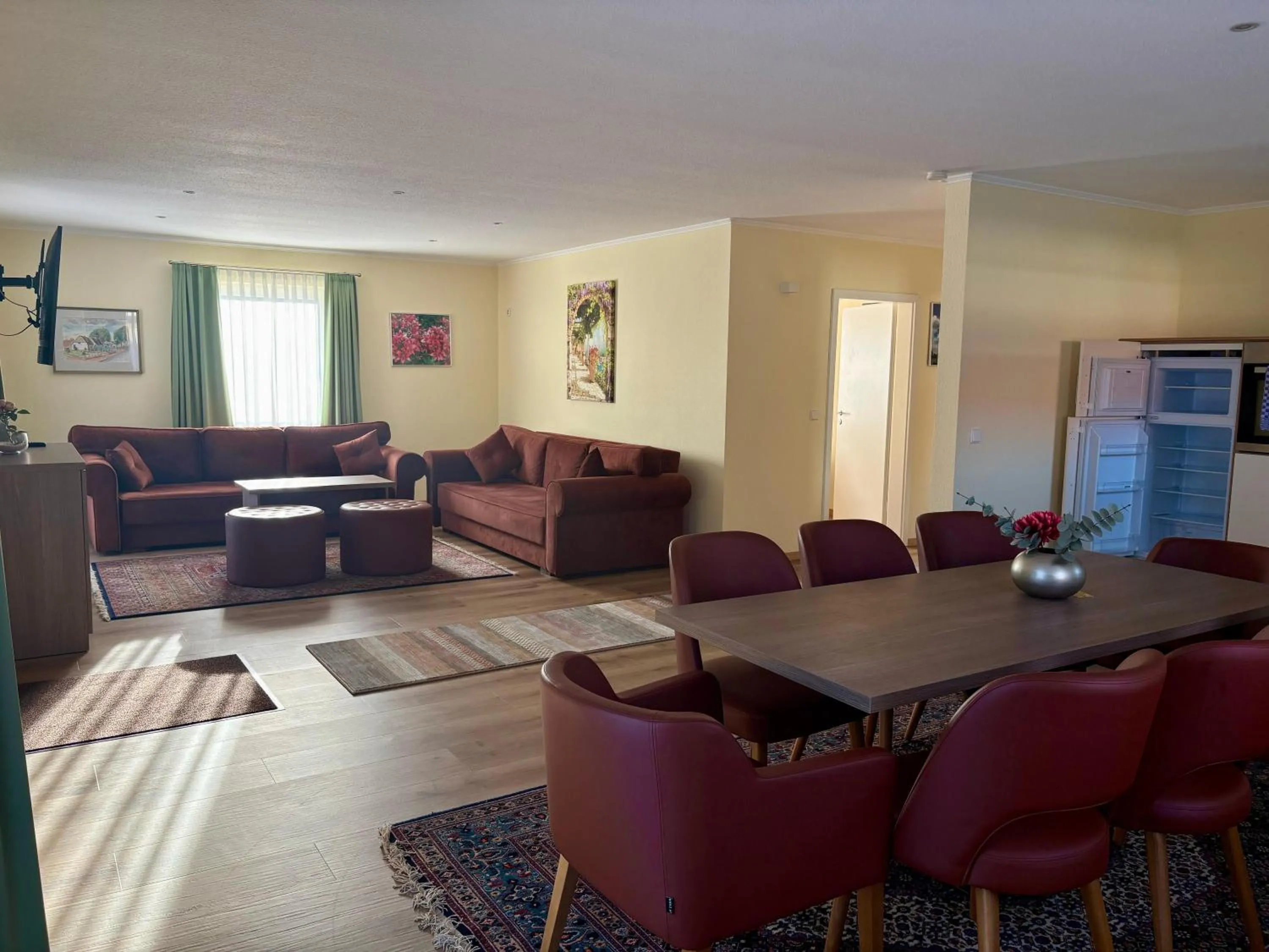 Seating area in Ellen Hotel