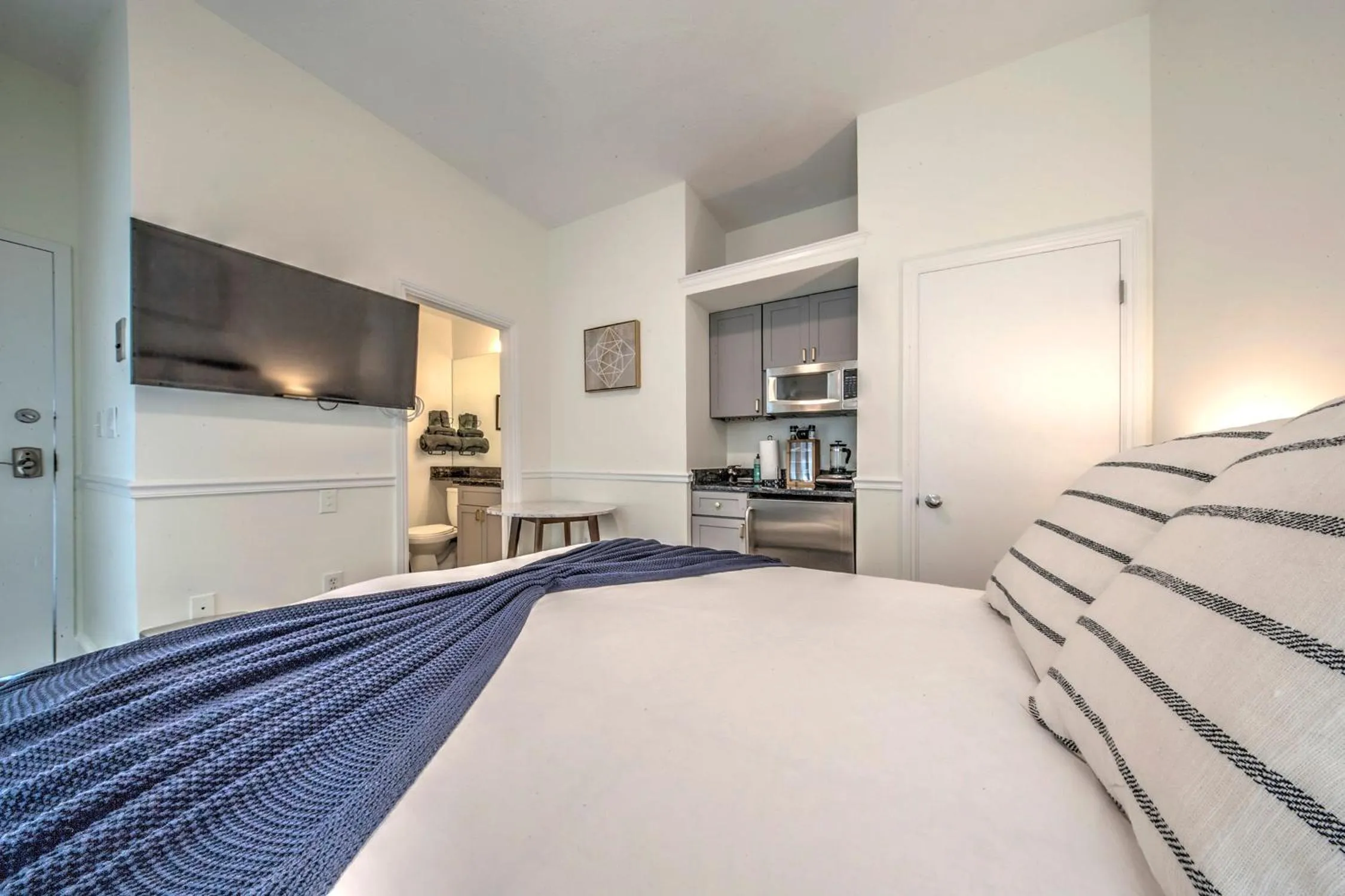 Photo of the whole room, Bed in Good Hotels Boston