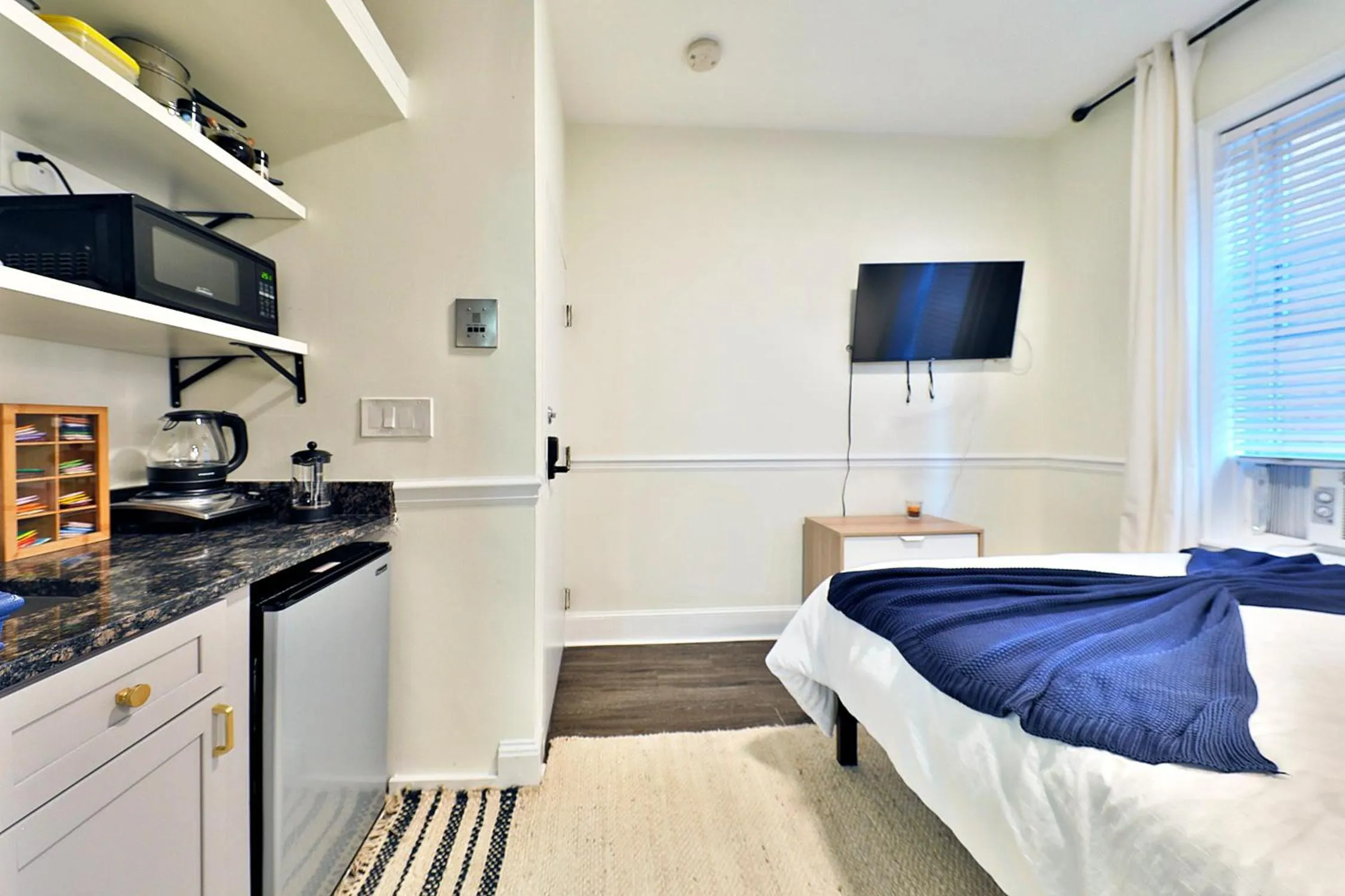 Photo of the whole room, Bed in Good Hotels Boston