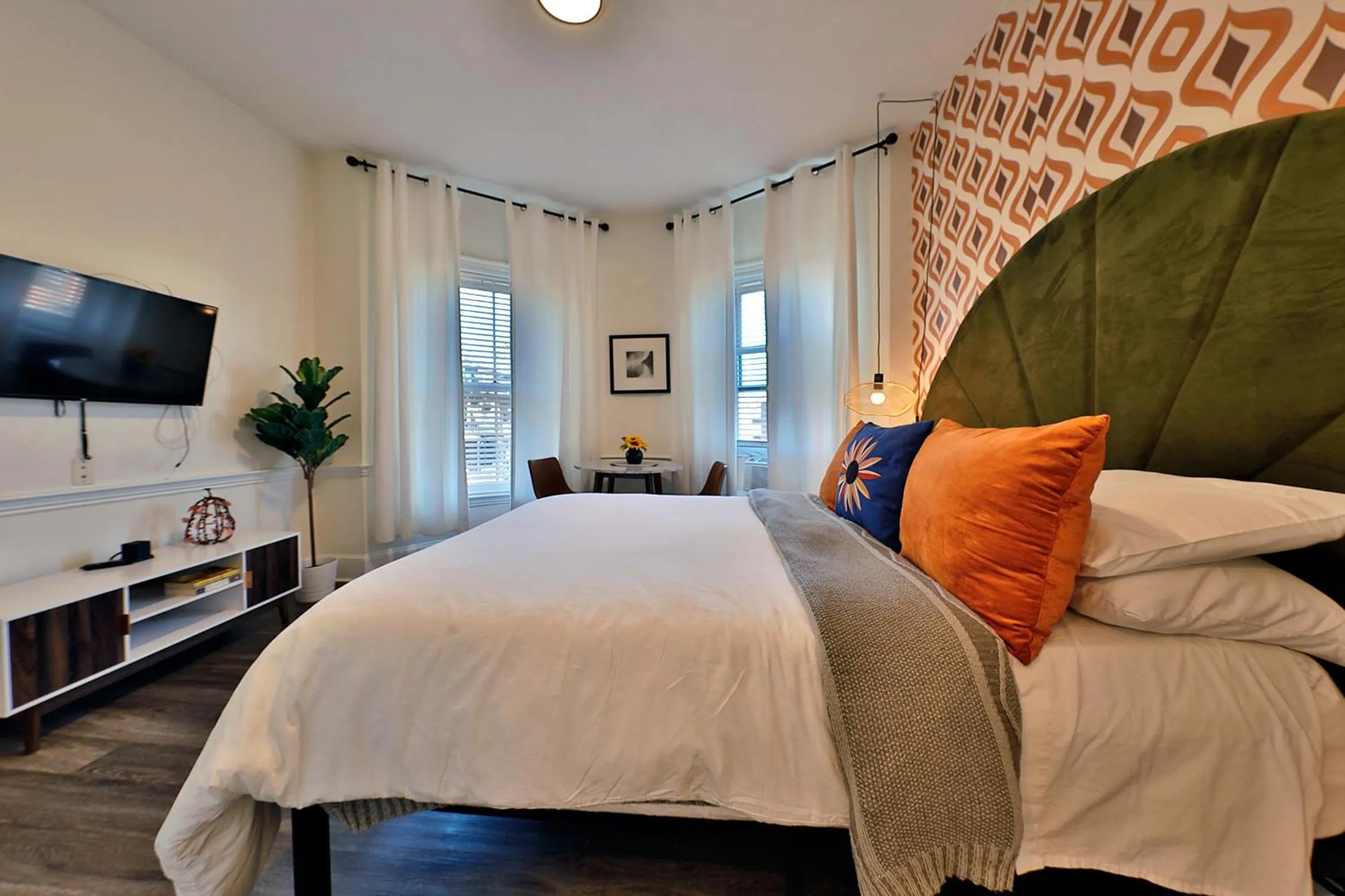 Living room, Bed in Good Hotels Boston