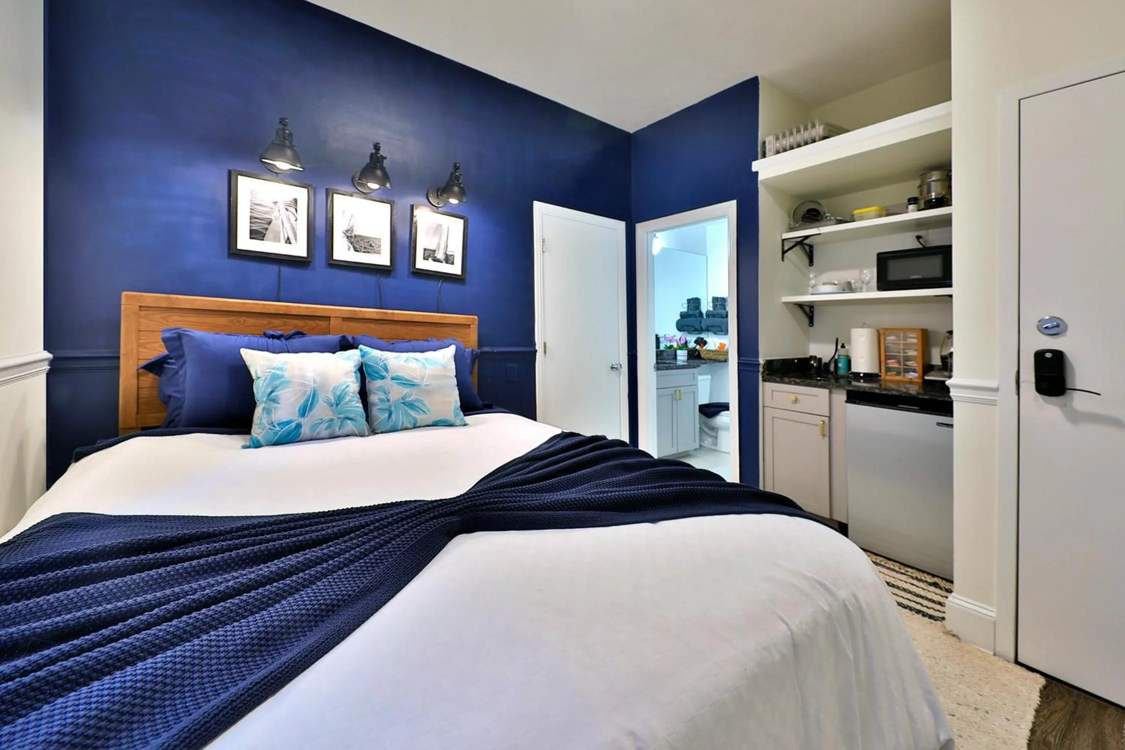 Photo of the whole room, Bed in Good Hotels Boston