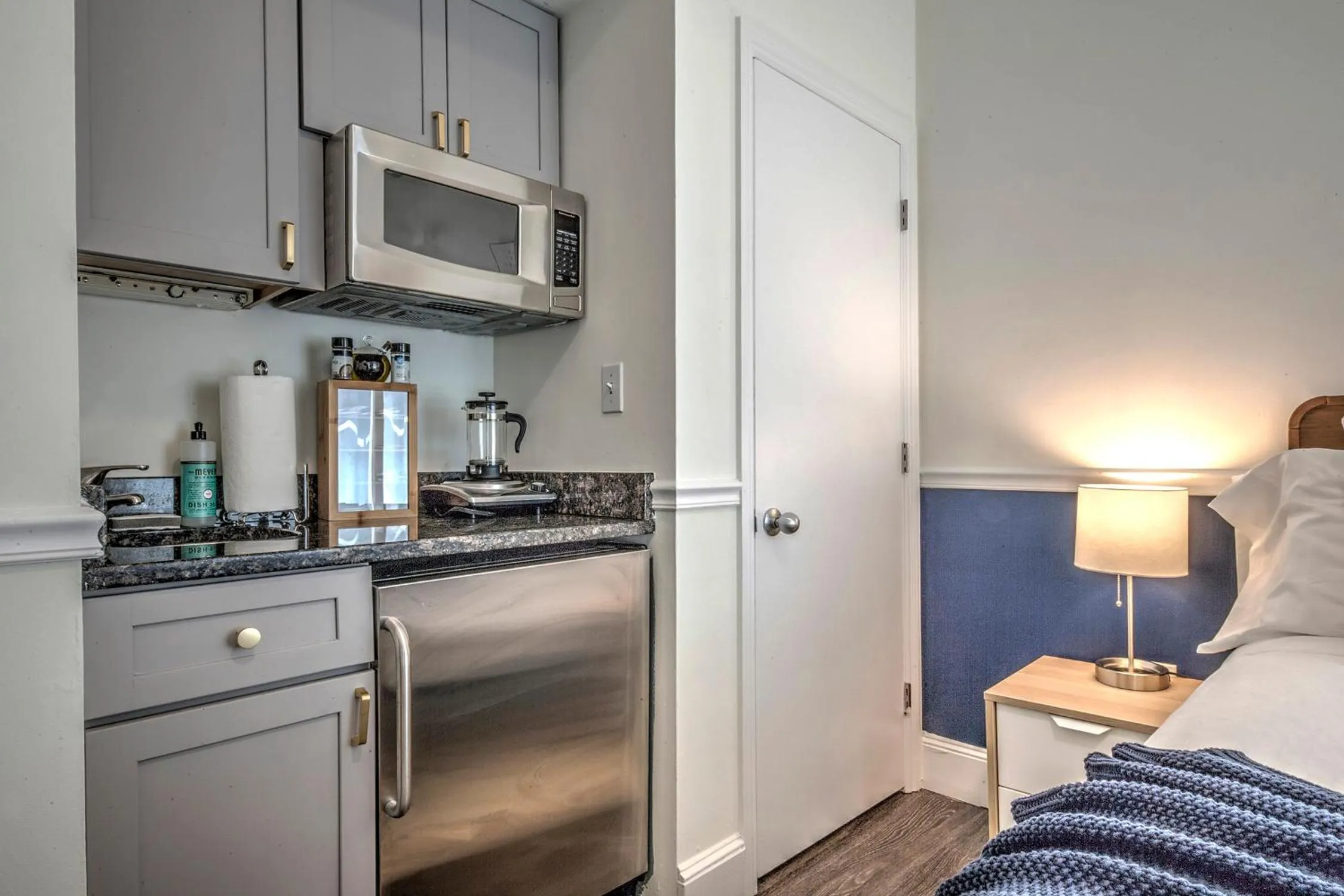 Kitchen or kitchenette, Bed in Good Hotels Boston