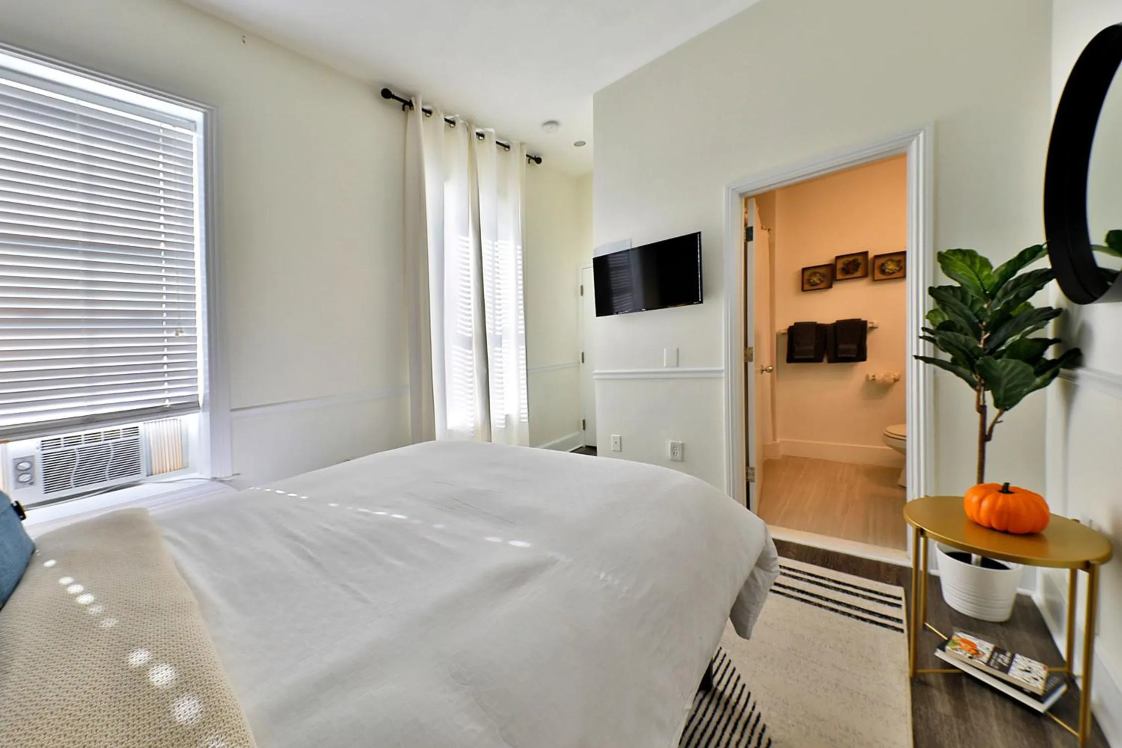 Bedroom, Bed in Good Hotels Boston