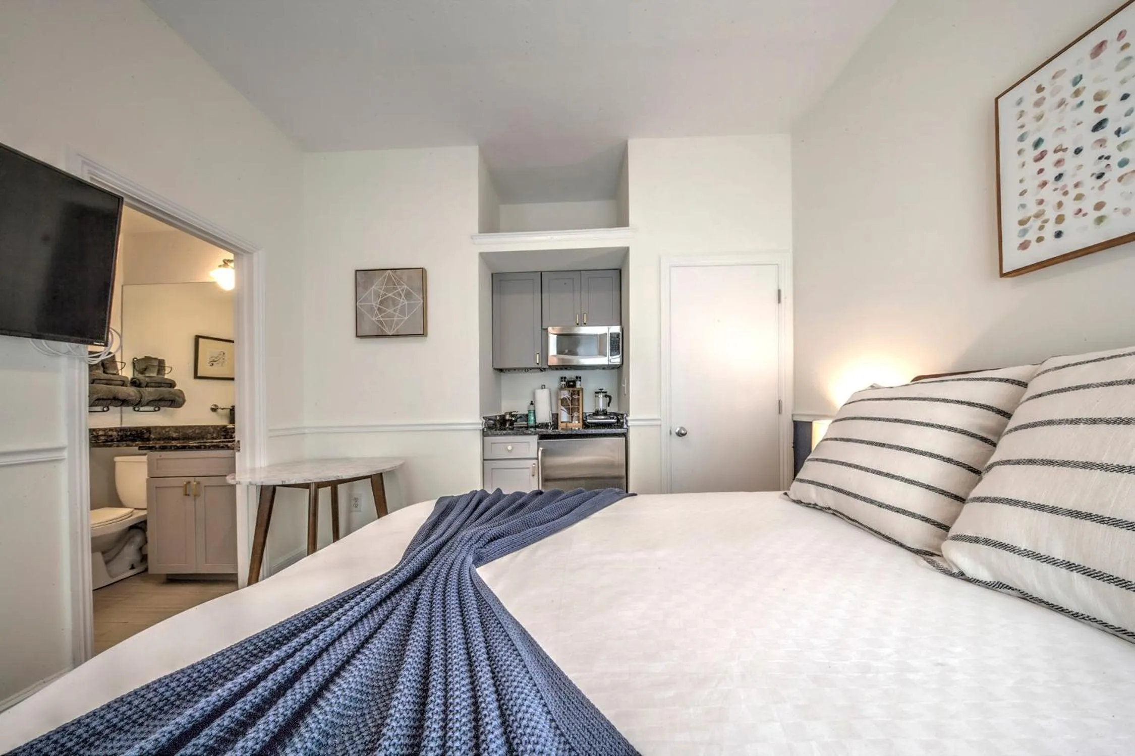 Photo of the whole room, Bed in Good Hotels Boston