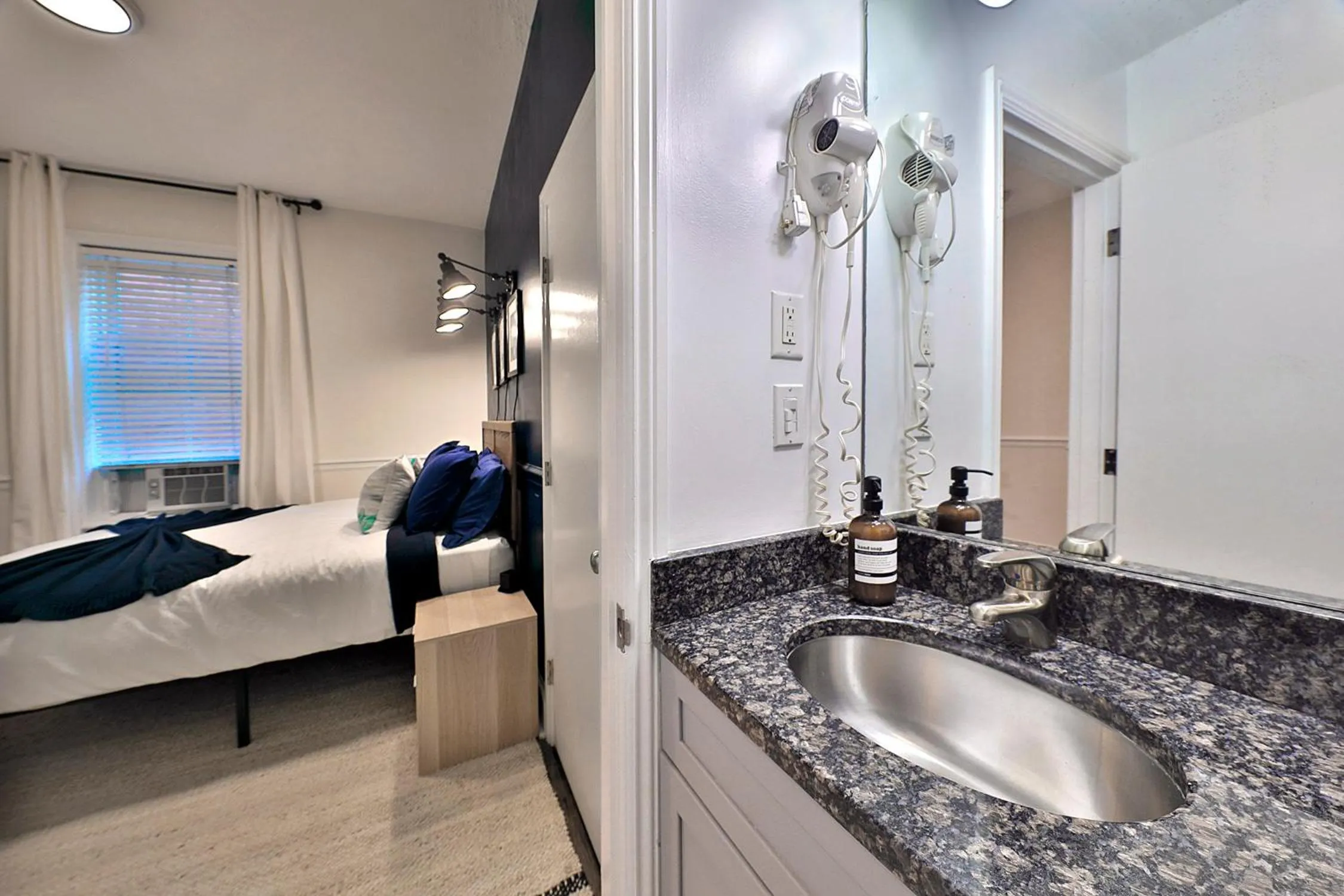 Photo of the whole room, Bed in Good Hotels Boston