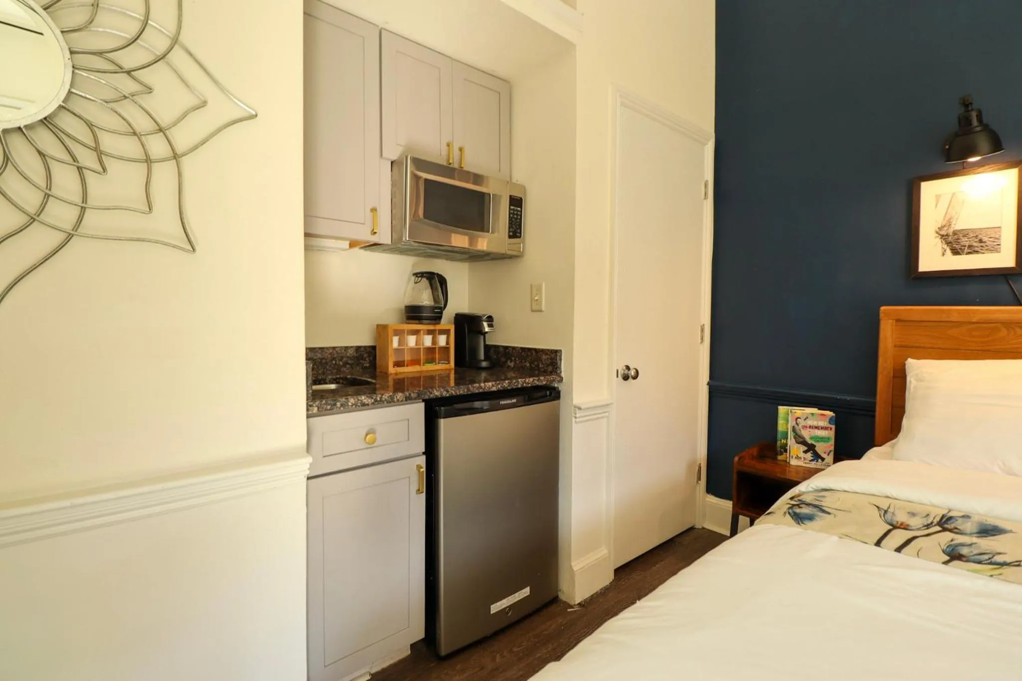 Kitchen or kitchenette, Bed in Good Hotels Boston