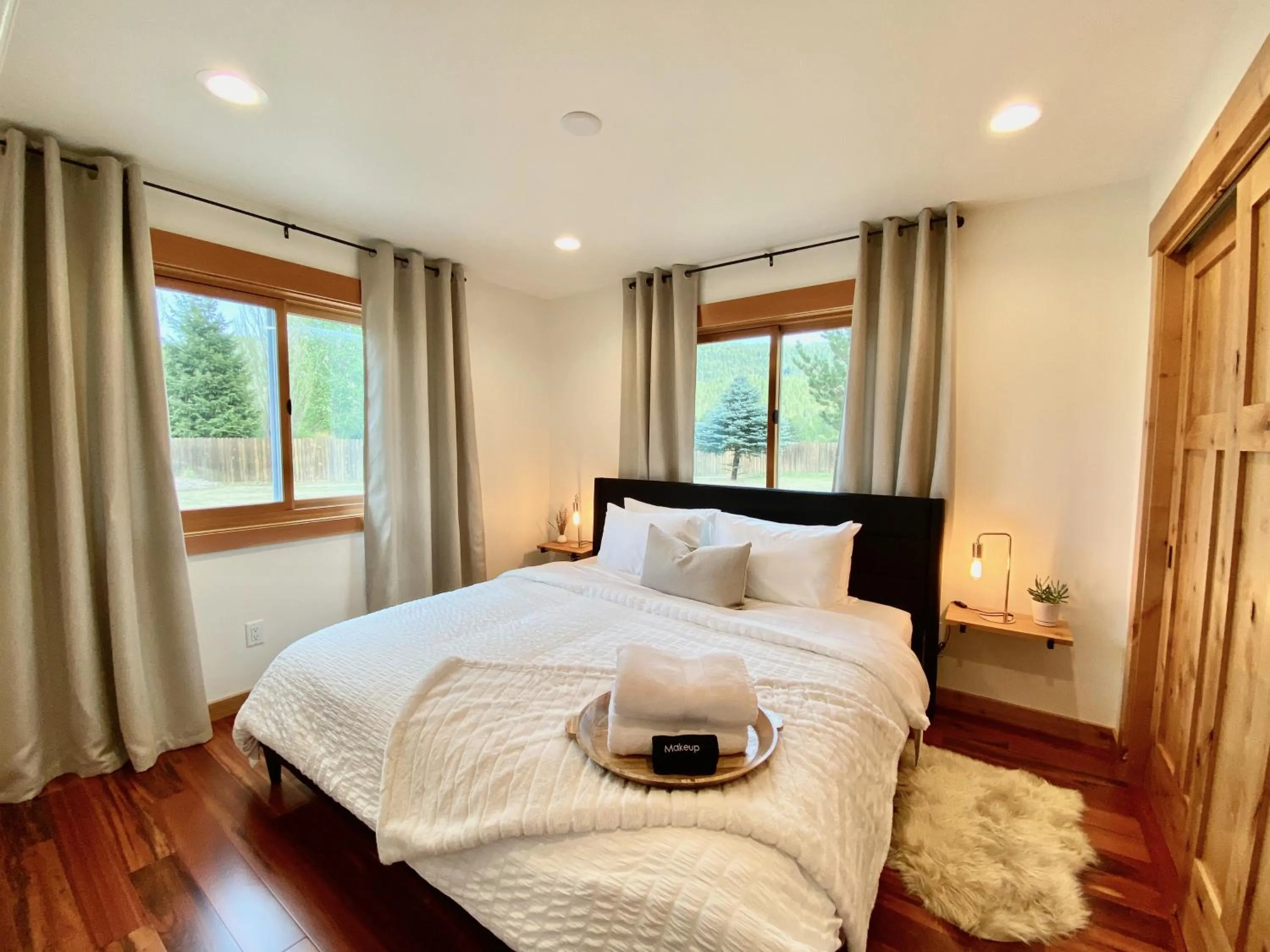 Bedroom, Bed in The Cascade Chalet - Leavenworth