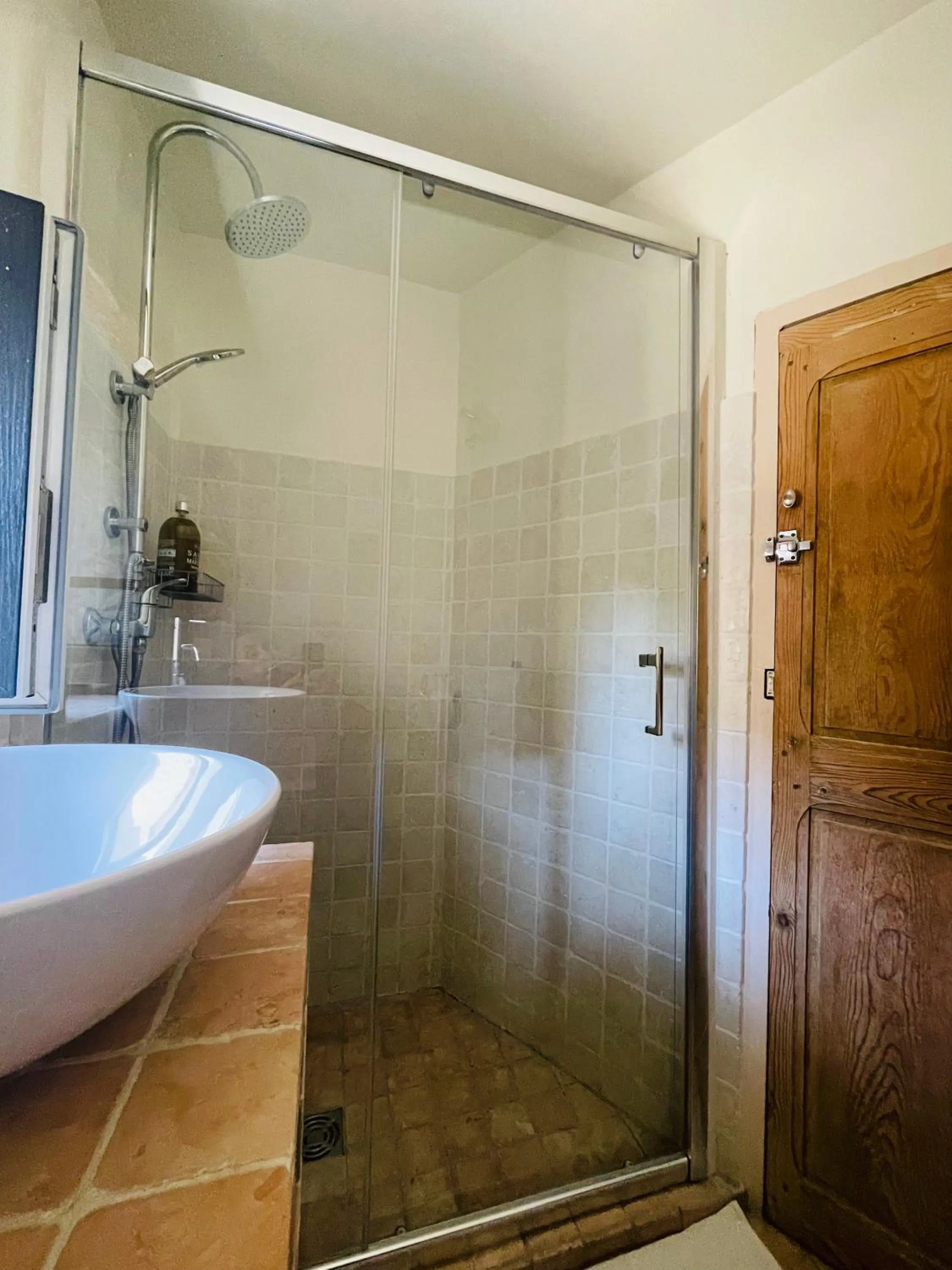 Shower in Maison des Bourgades