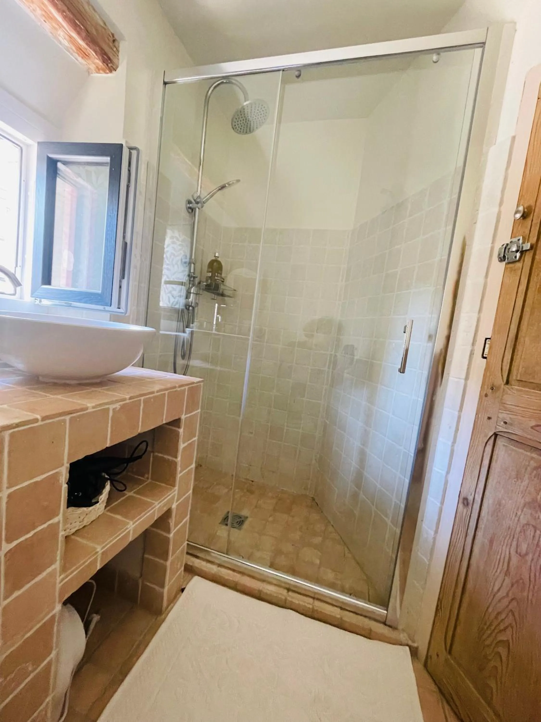 Shower in Maison des Bourgades